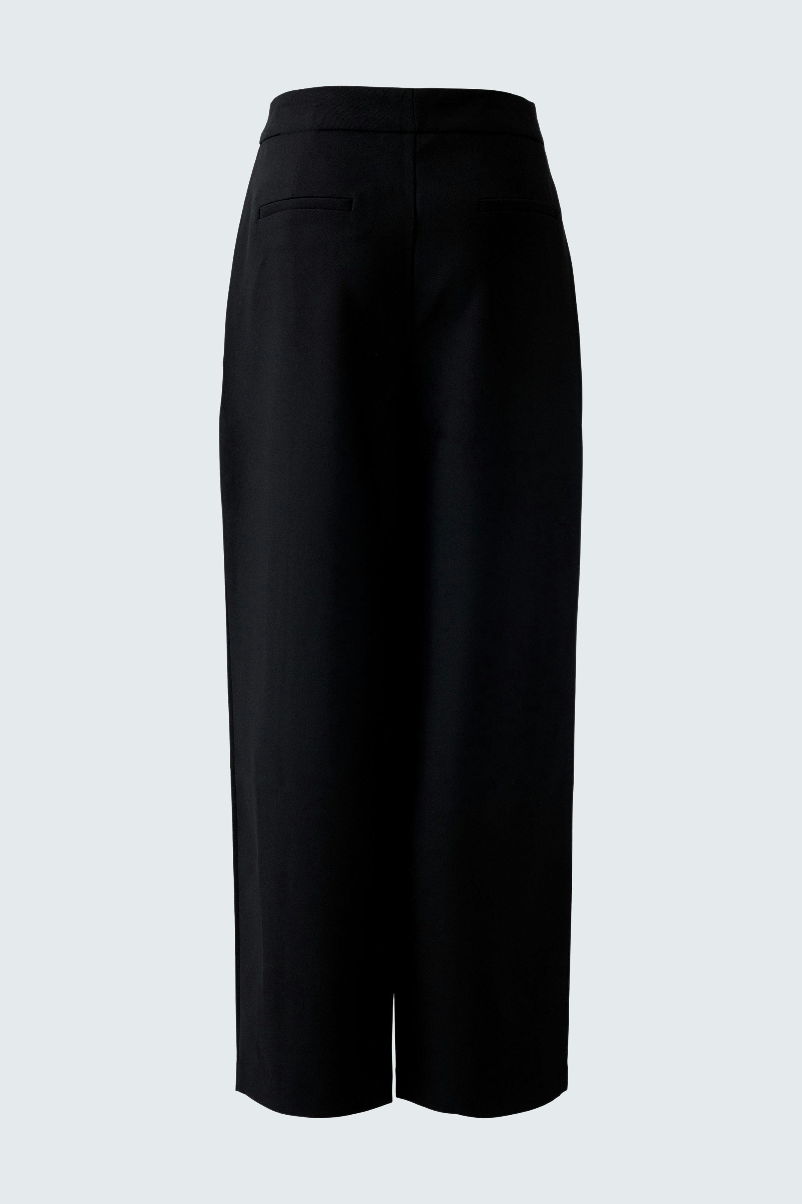 Stylish women's pleated trousers in black, featuring a relaxed fit and practical pockets.