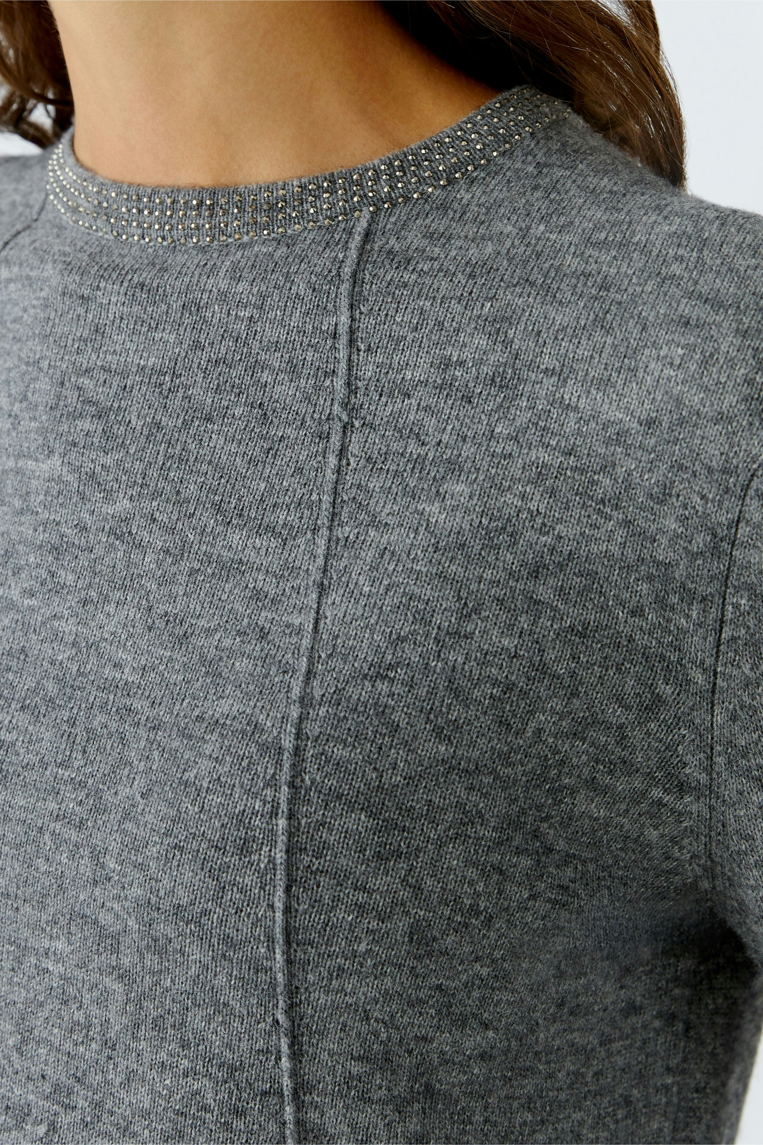 Casual women's pullover: Close-up of a gray pullover with a decorative neckline, perfect for everyday wear.