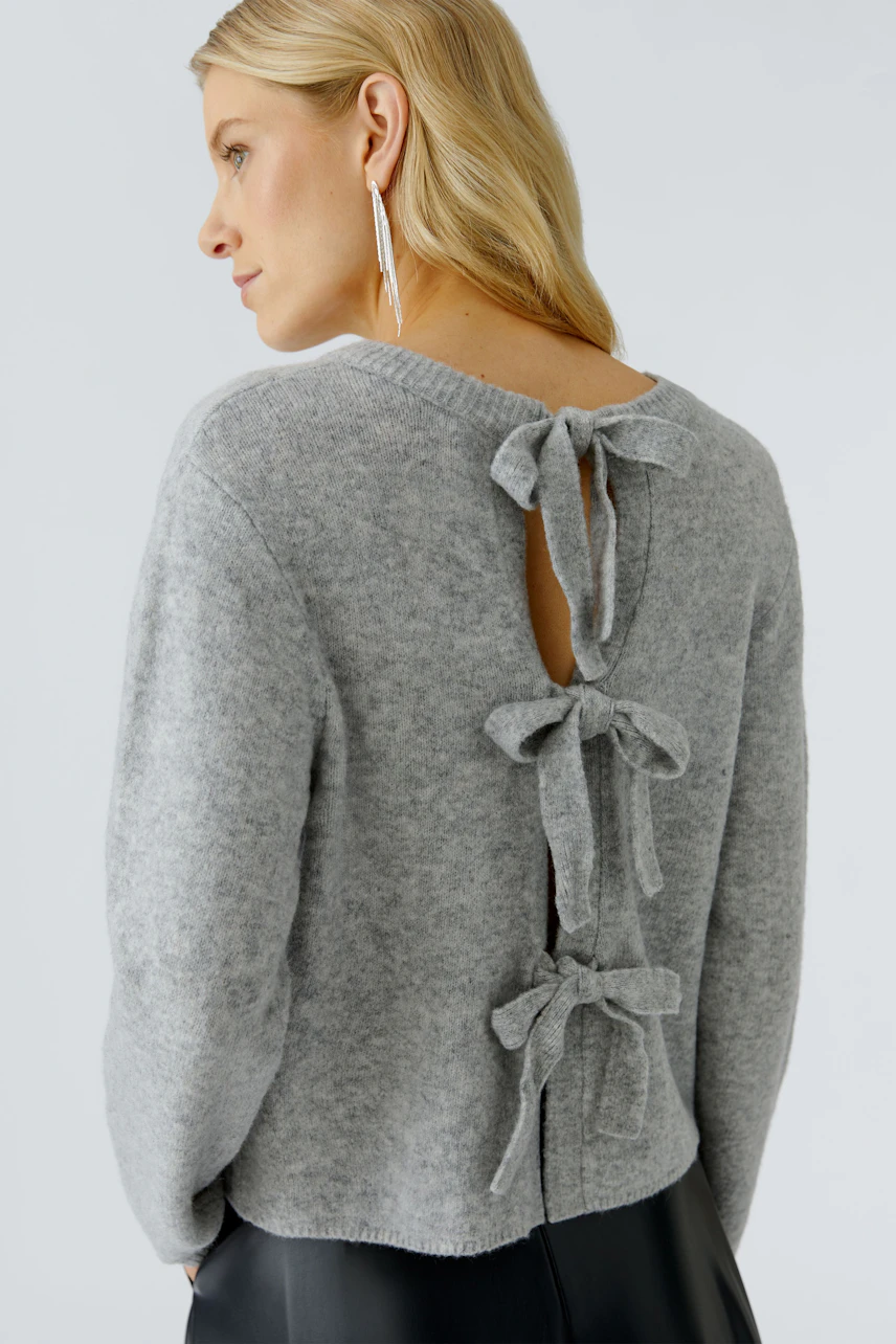 Damen-Pullover in Grau mit dekorativen Schleifen am Rücken, lässig und modern.