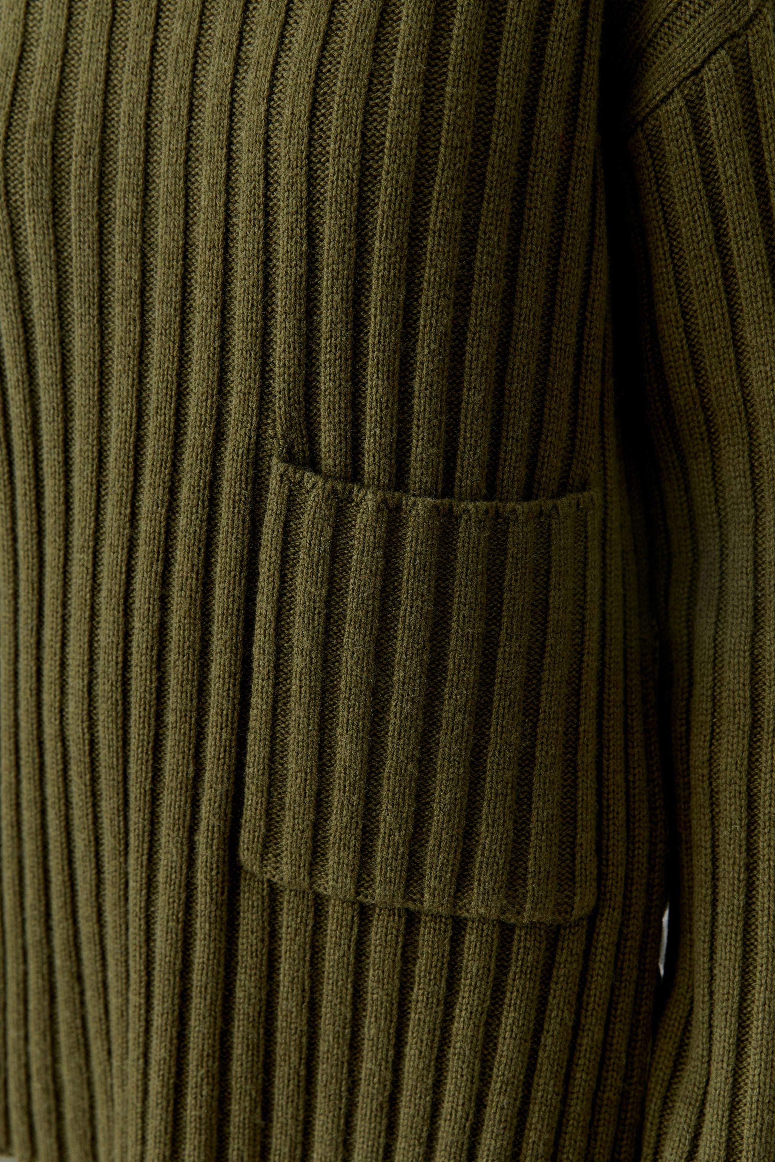 Damen-Pullover in olivgrün mit feinen Rippen und praktischer Tasche.