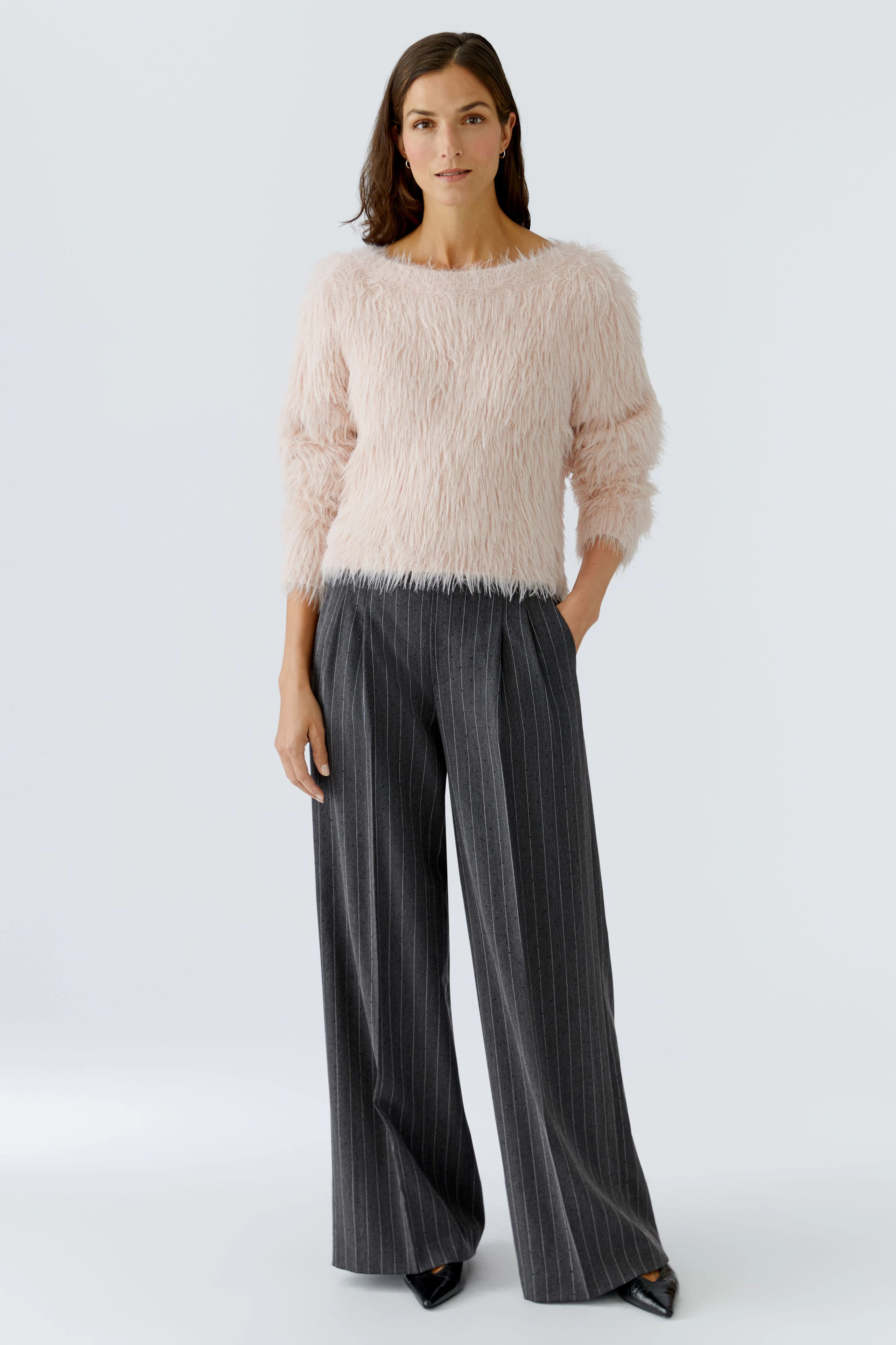 Bundfaltenhose: Schwarze, gestreifte Hose mit weitem Bein, ideal für lässige Outfits.
