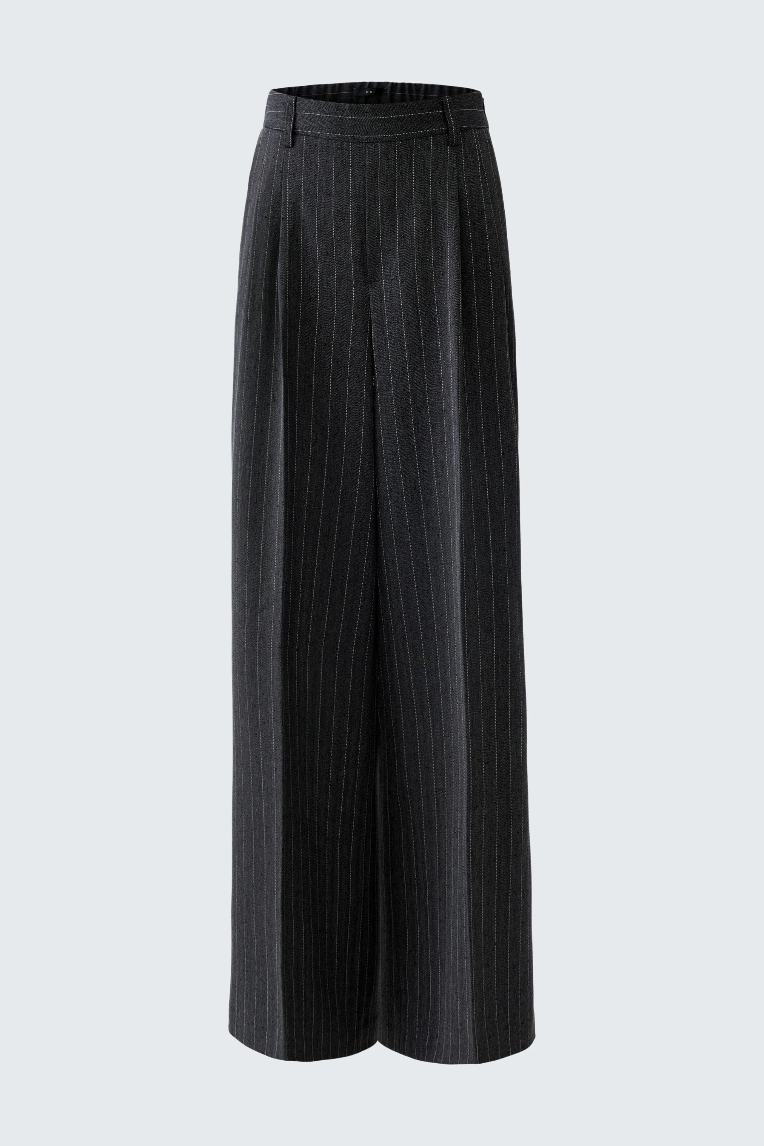 Bundfaltenhose: Schwarze, gestreifte Hose mit weitem Bein, ideal für lässige Outfits.