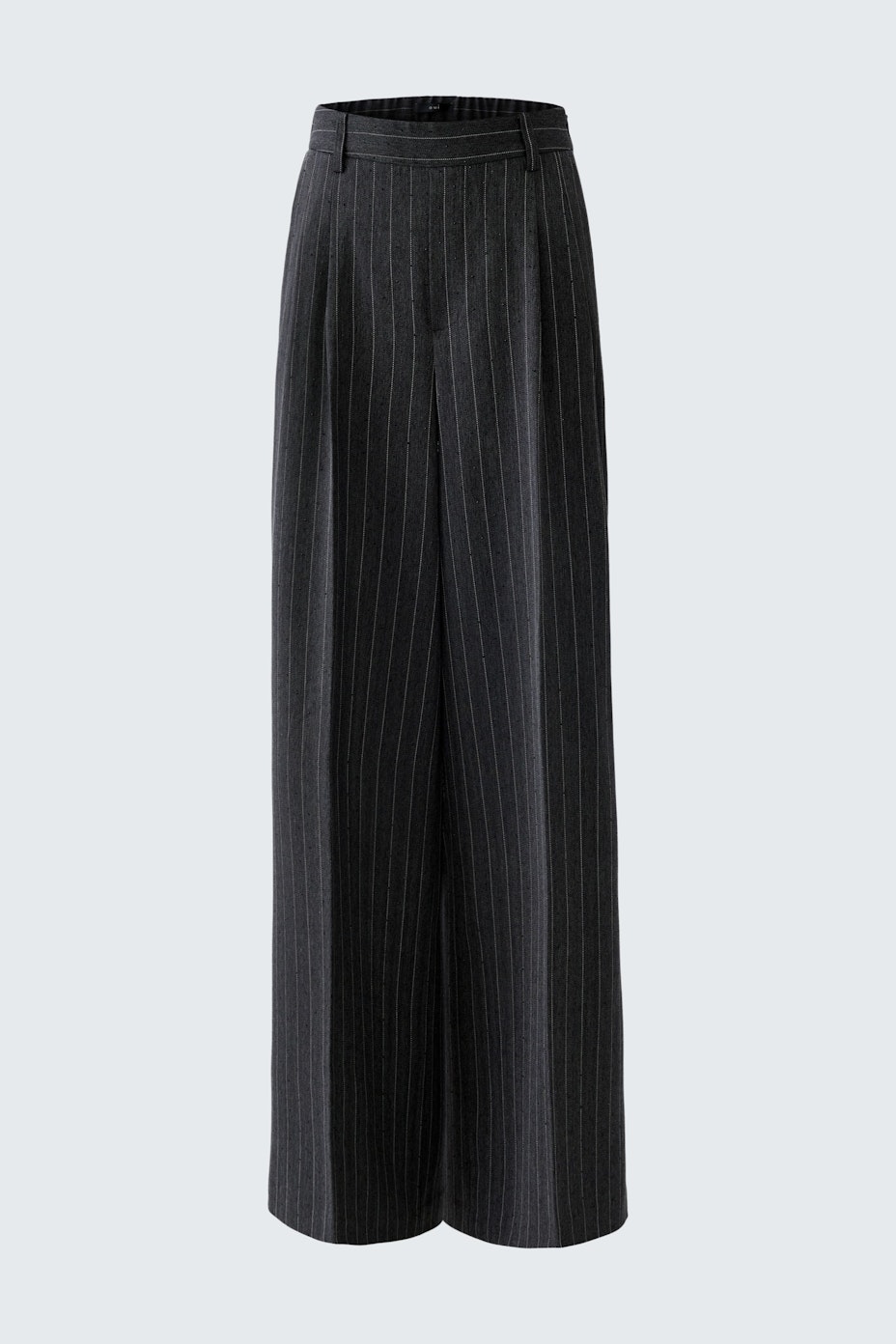 Bundfaltenhose: Schwarze, gestreifte Hose mit weitem Bein, ideal für lässige Outfits.