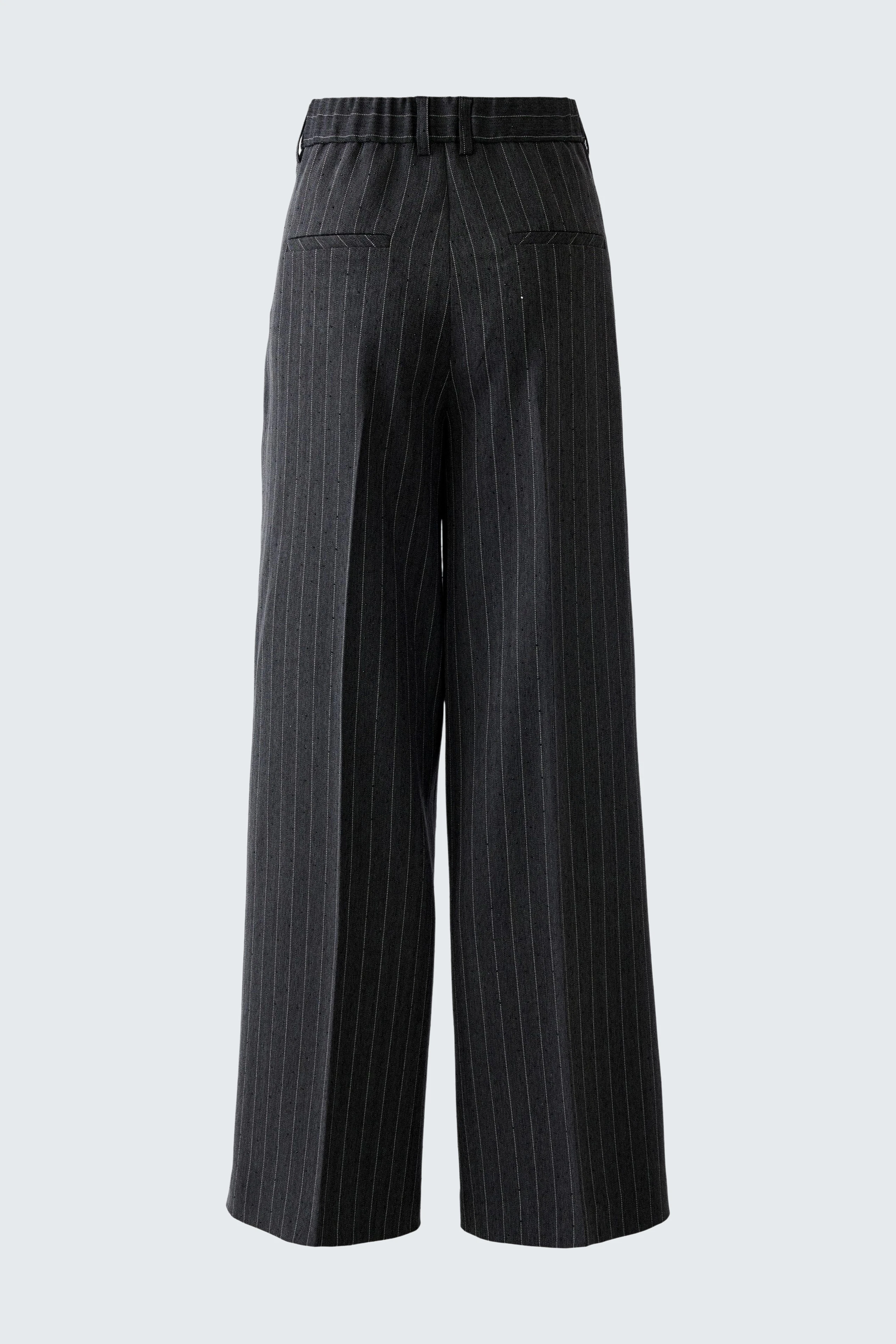 Bundfaltenhose: Schwarze, gestreifte Hose mit weitem Bein und Bundfalten, ideal für den Alltag.