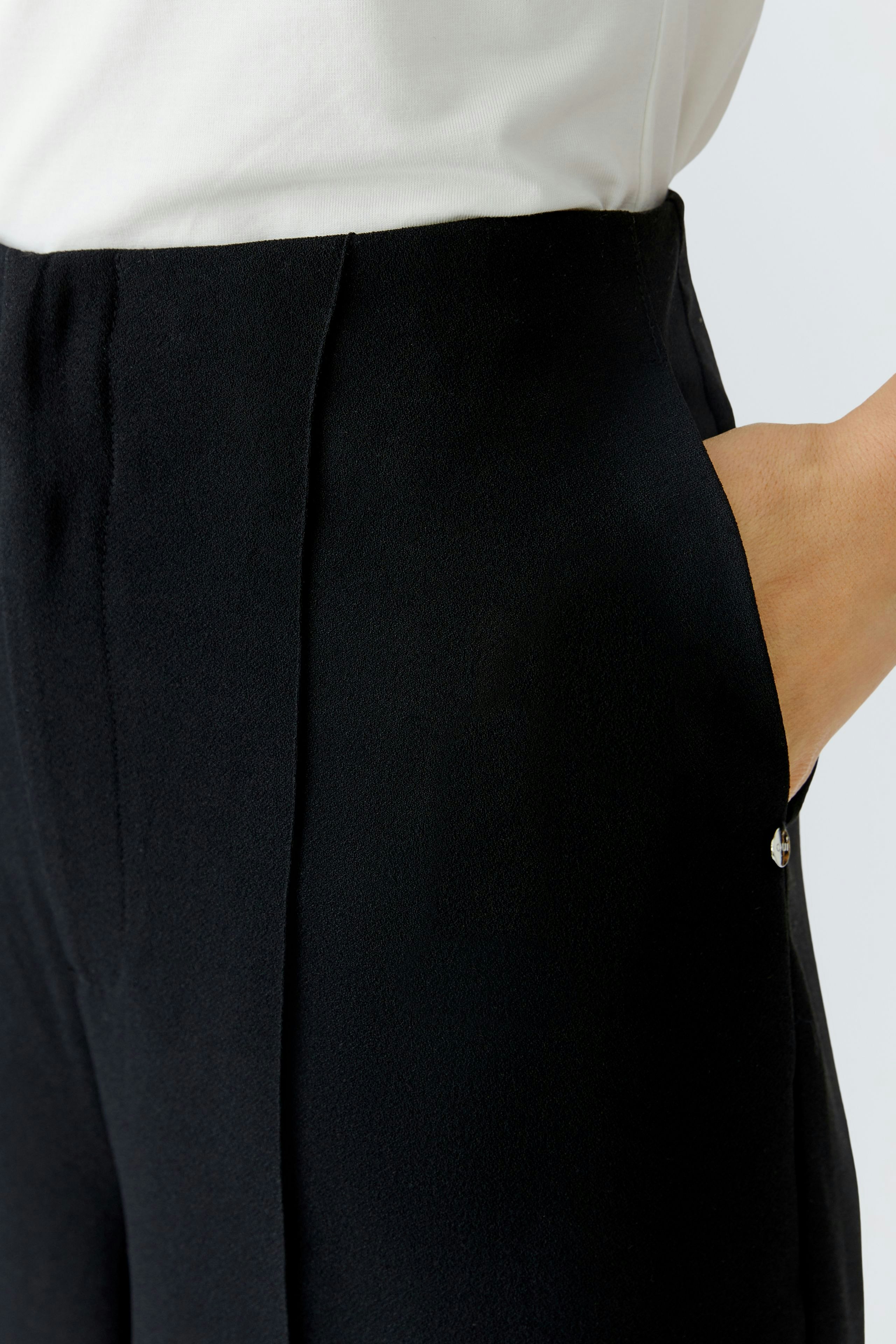 Chic women's Marlene trousers with a high waist and side pockets, perfect for casual styling.