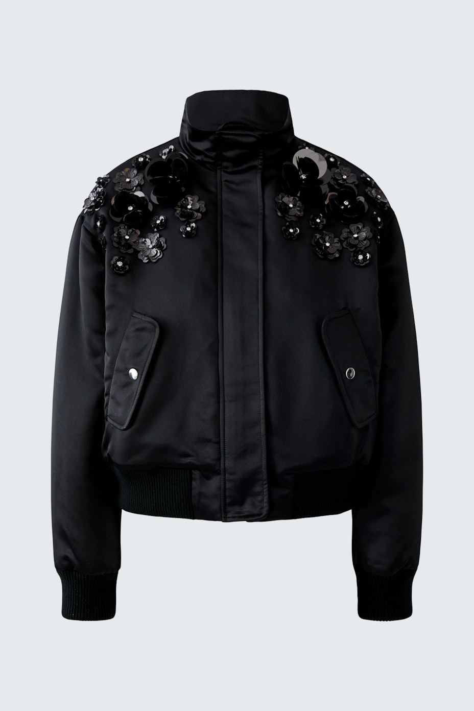 Schwarzer Blouson mit auffälligen Details, ideal für einen lässigen Look.