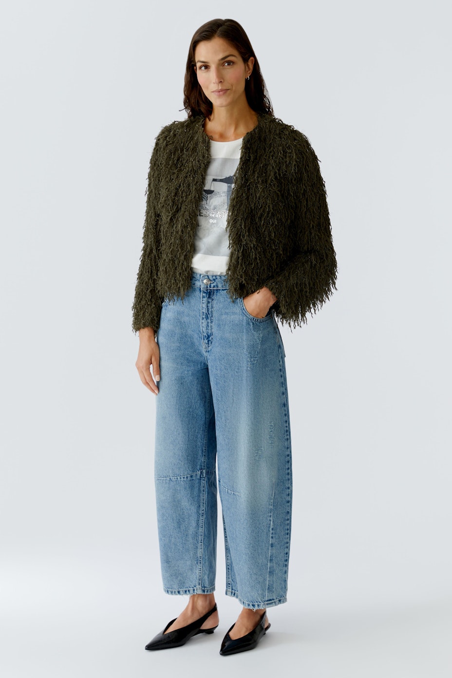 Moderne Damen-Jacke: Flauschige, grüne Jacke mit lockerer Passform und fransigem Design.