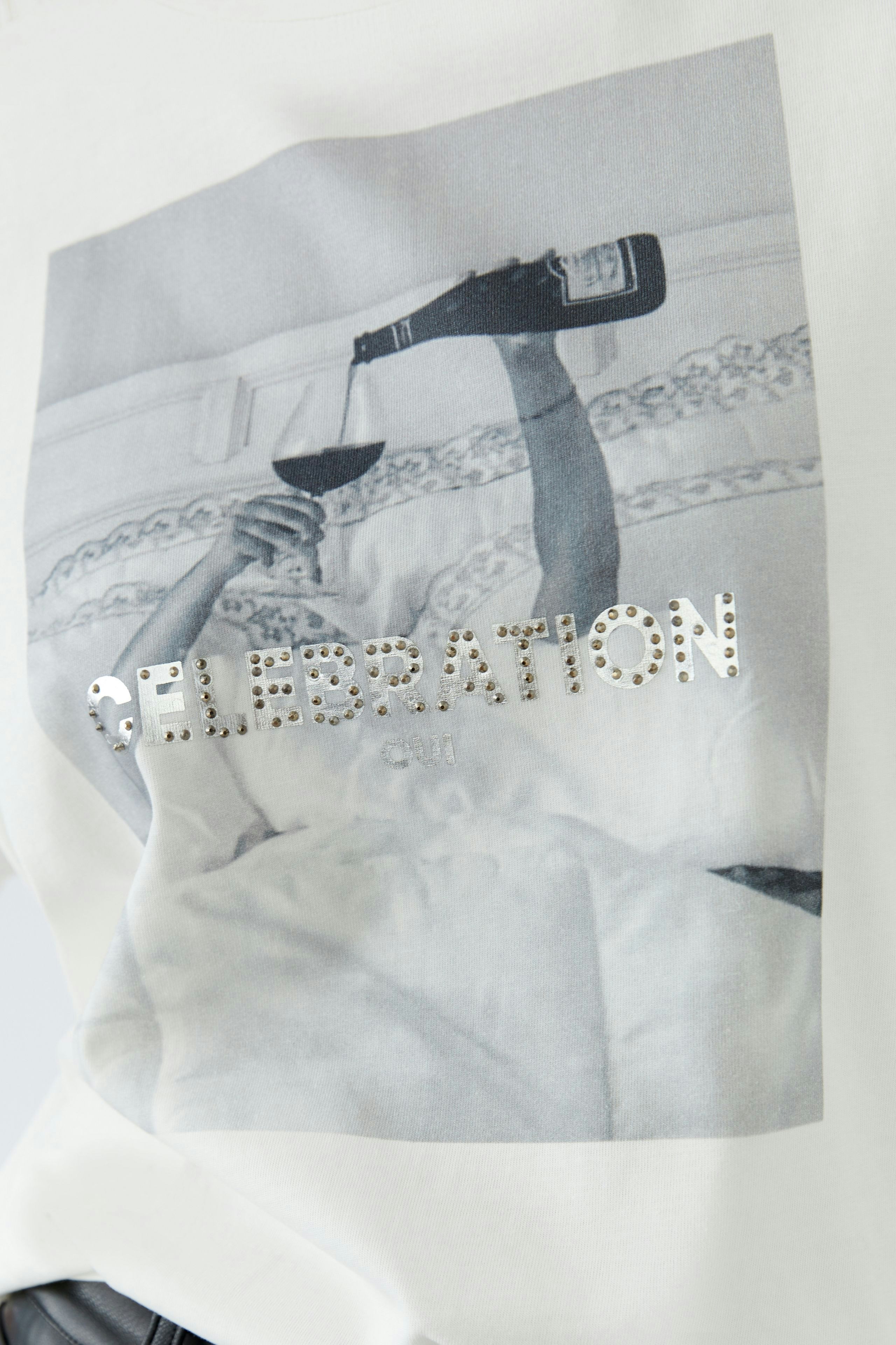 Casual women's T-shirt featuring a graphic print and sparkling letters, perfect for everyday wear.