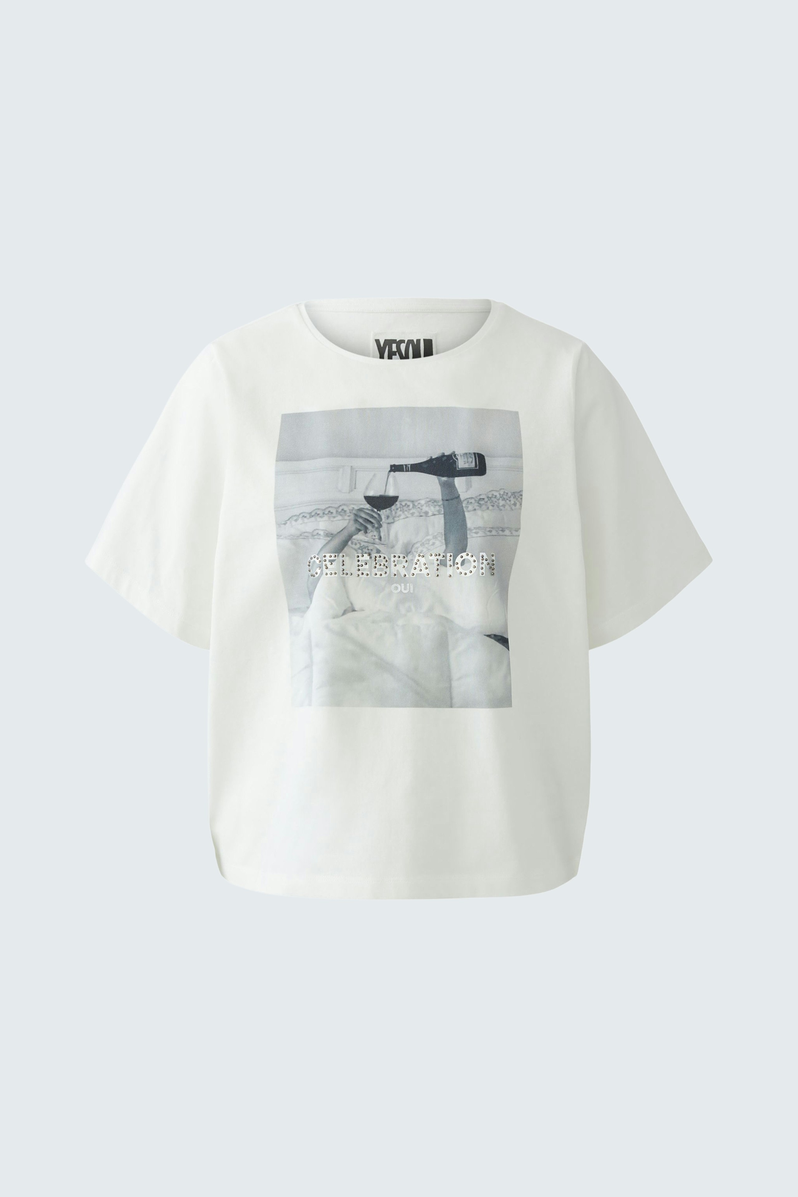 Casual women's T-shirt: White oversized tee with graphic print, perfect for everyday wear.