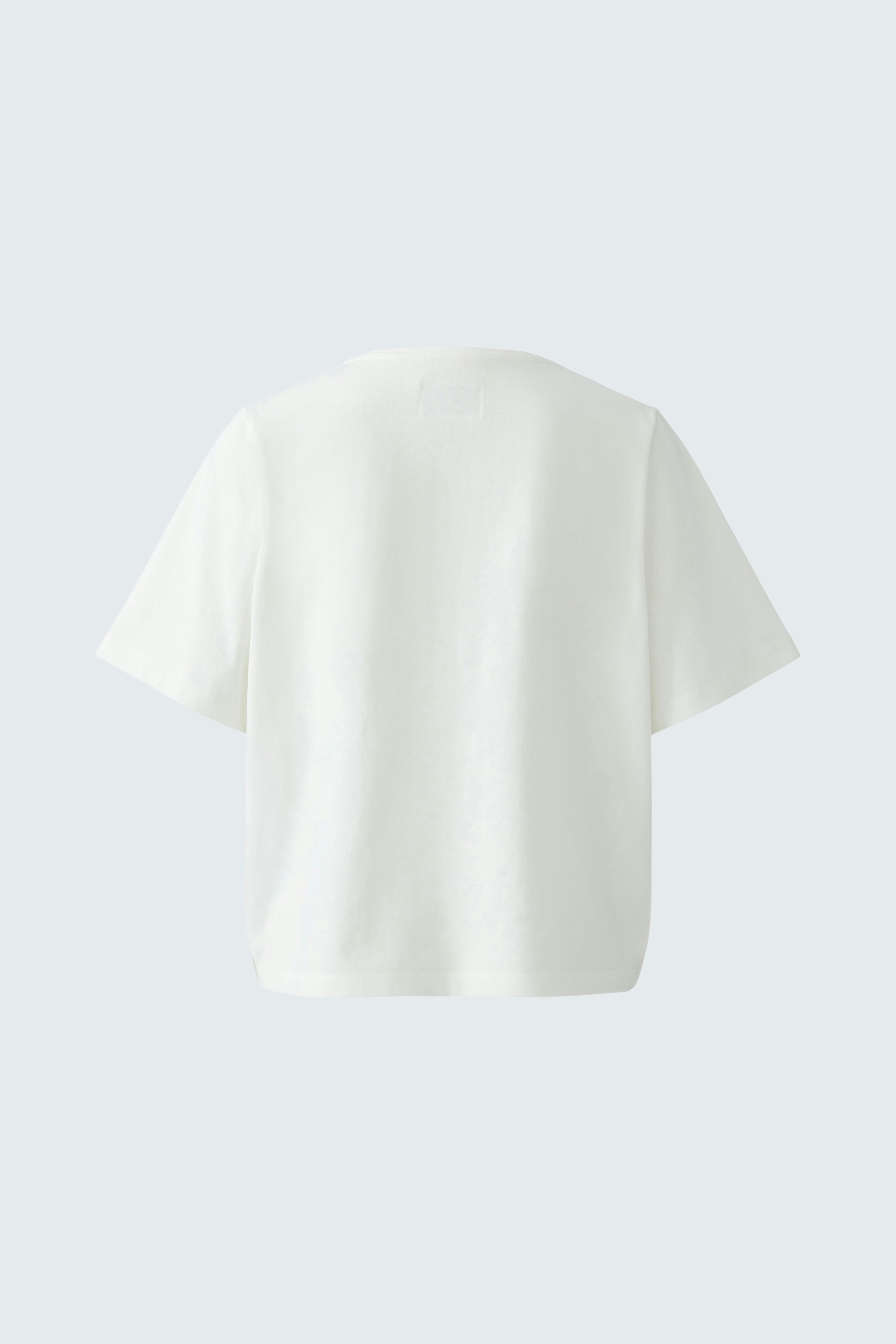 Casual women's T-shirt: A simple white tee with short sleeves, perfect for everyday wear.