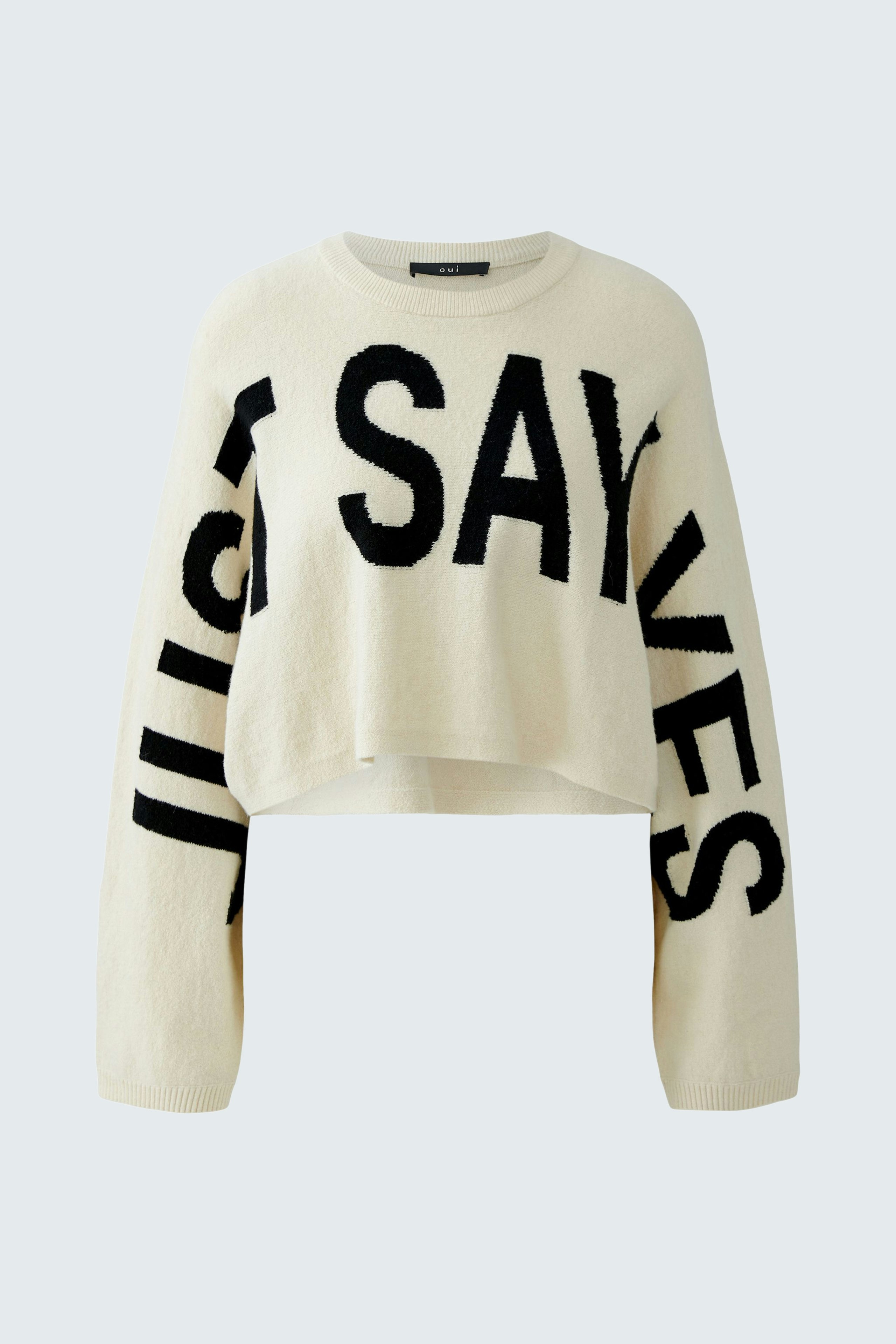 Bequemer Damen-Pullover: Helle, lockere Strickjacke mit auffälligem Schriftzug in Schwarz.