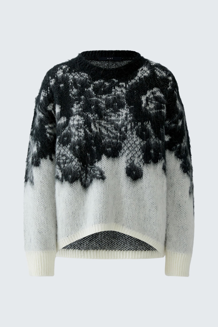 Casual women's pullover: Soft black and white knit with a unique pattern, perfect for everyday wear.