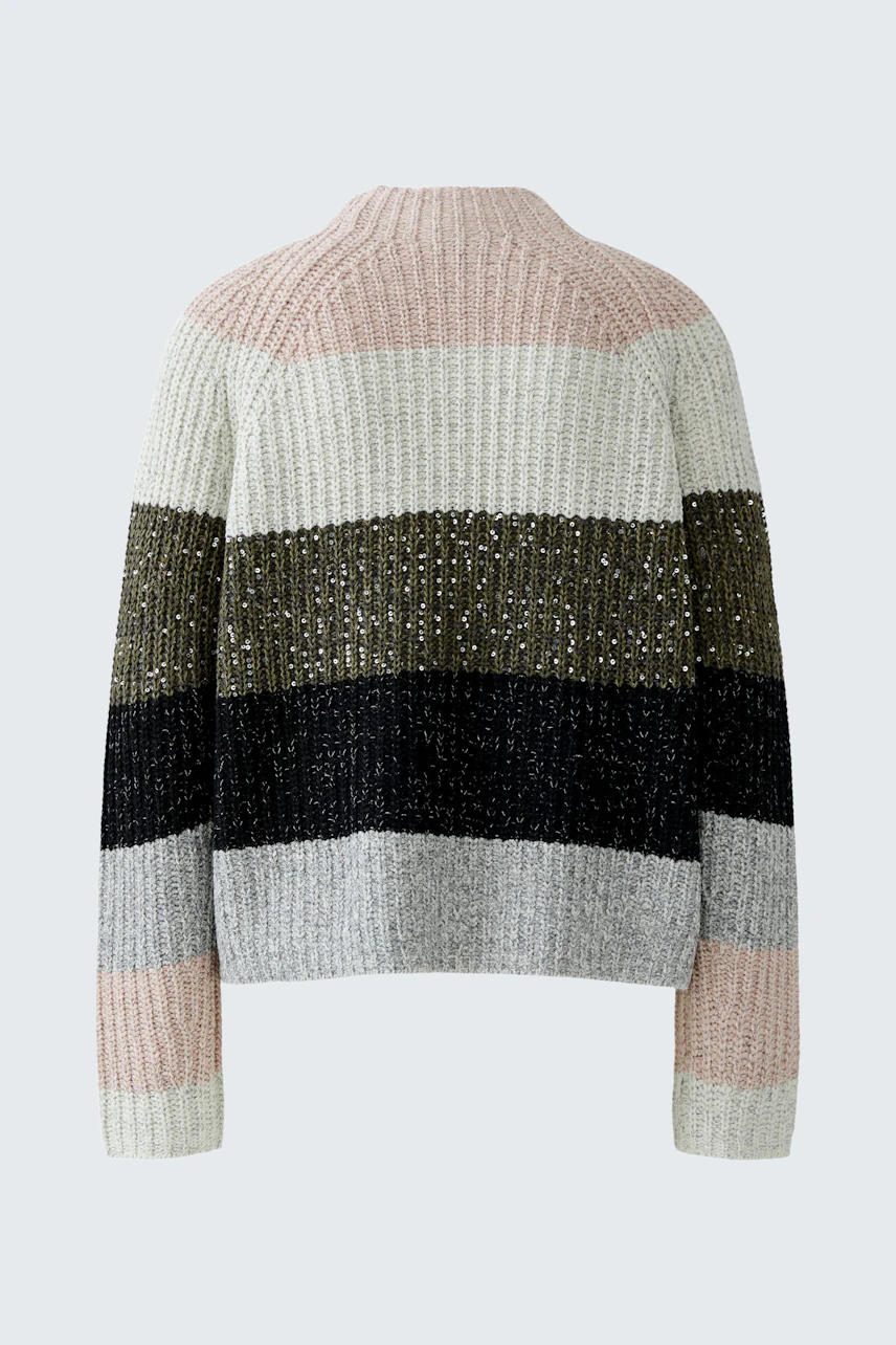 Gemusterter Damen-Pullover: Rückansicht eines lässigen Pullovers in sanften Farben und Streifen.