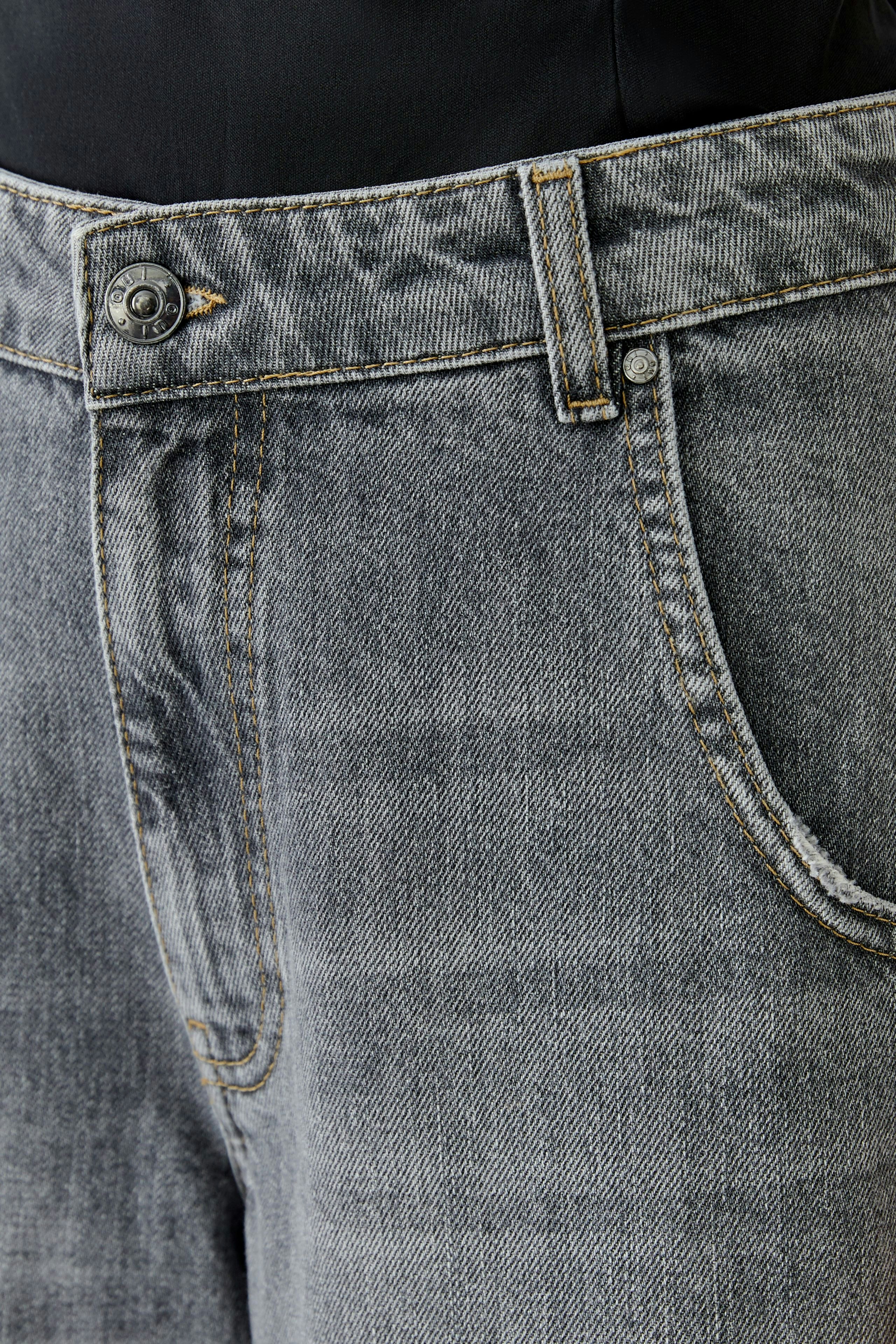 Casual women's jeans: Close-up of barrel jeans in grey denim with classic button and pocket details.
