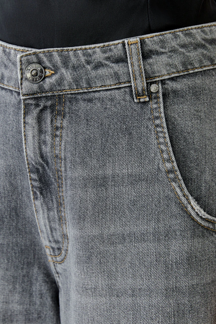 Casual women's jeans: Close-up of barrel jeans in grey denim with classic button and pocket details.