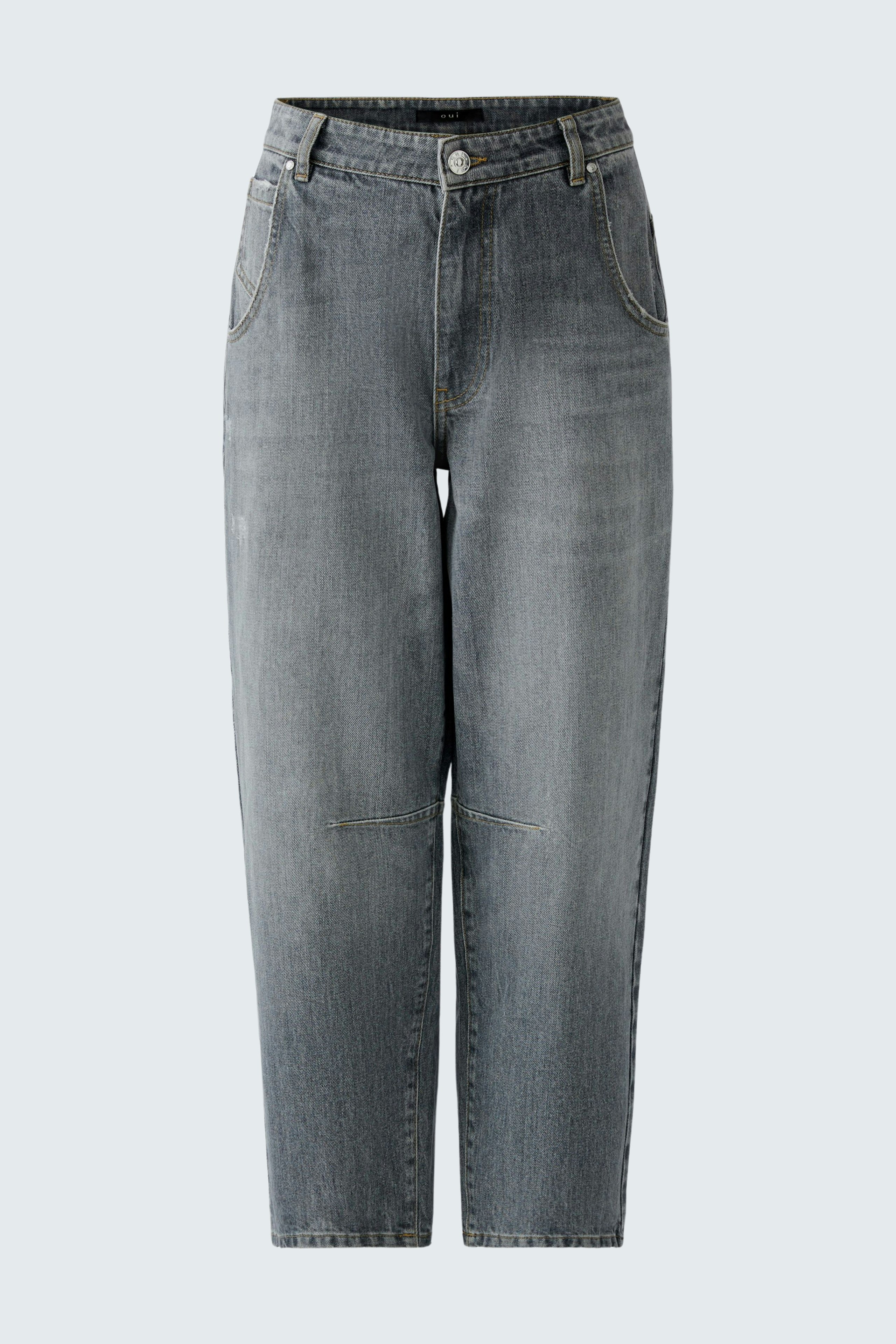 Casual women's jeans: Stylish woman in gray barrel jeans with a relaxed fit and classic five-pocket design.