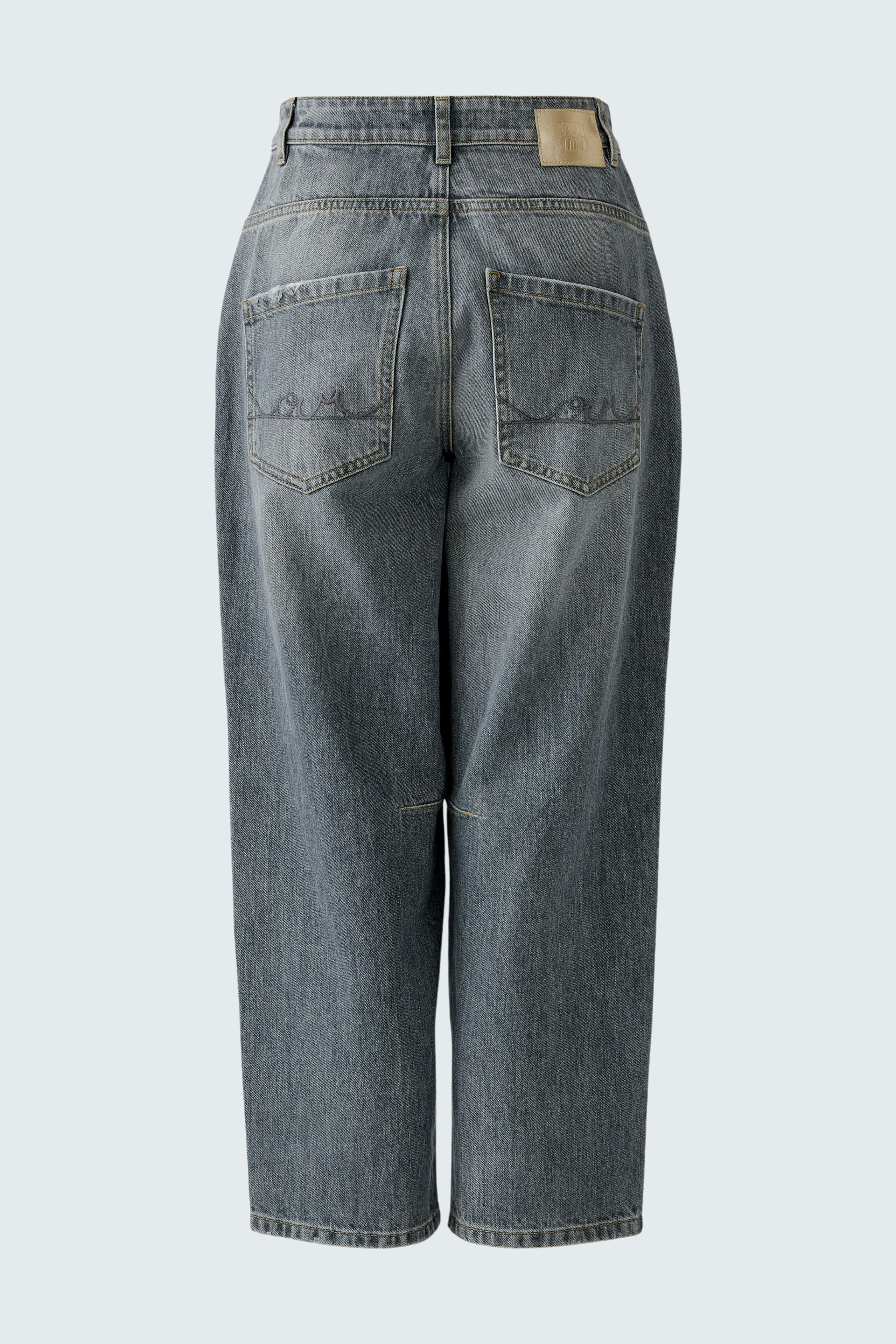 Casual women's jeans: Back view of relaxed-fit barrel jeans in light blue denim with classic pockets.