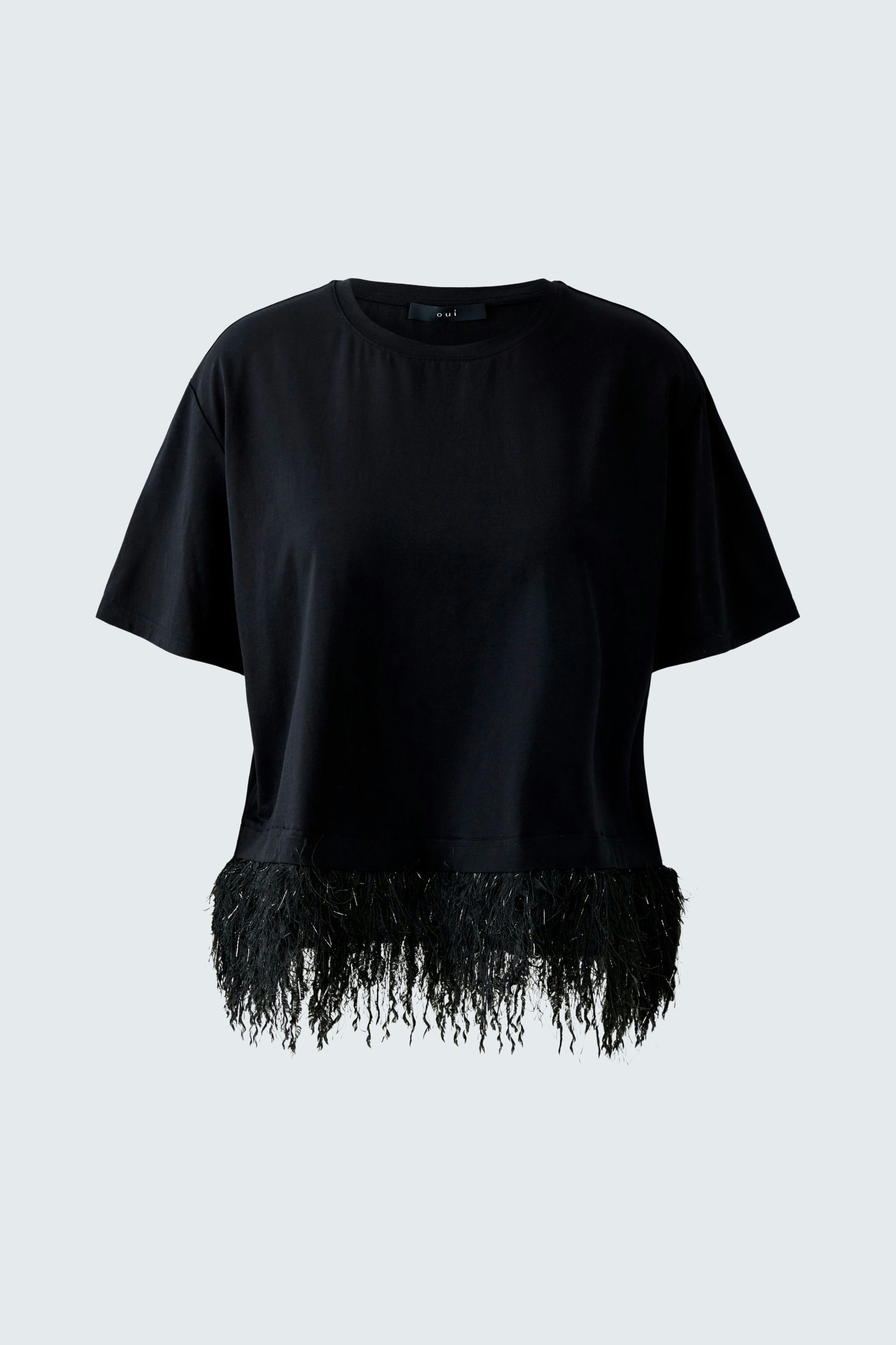 Casual women's T-shirt: Black top with fringe detailing at the hem, perfect for a relaxed look.