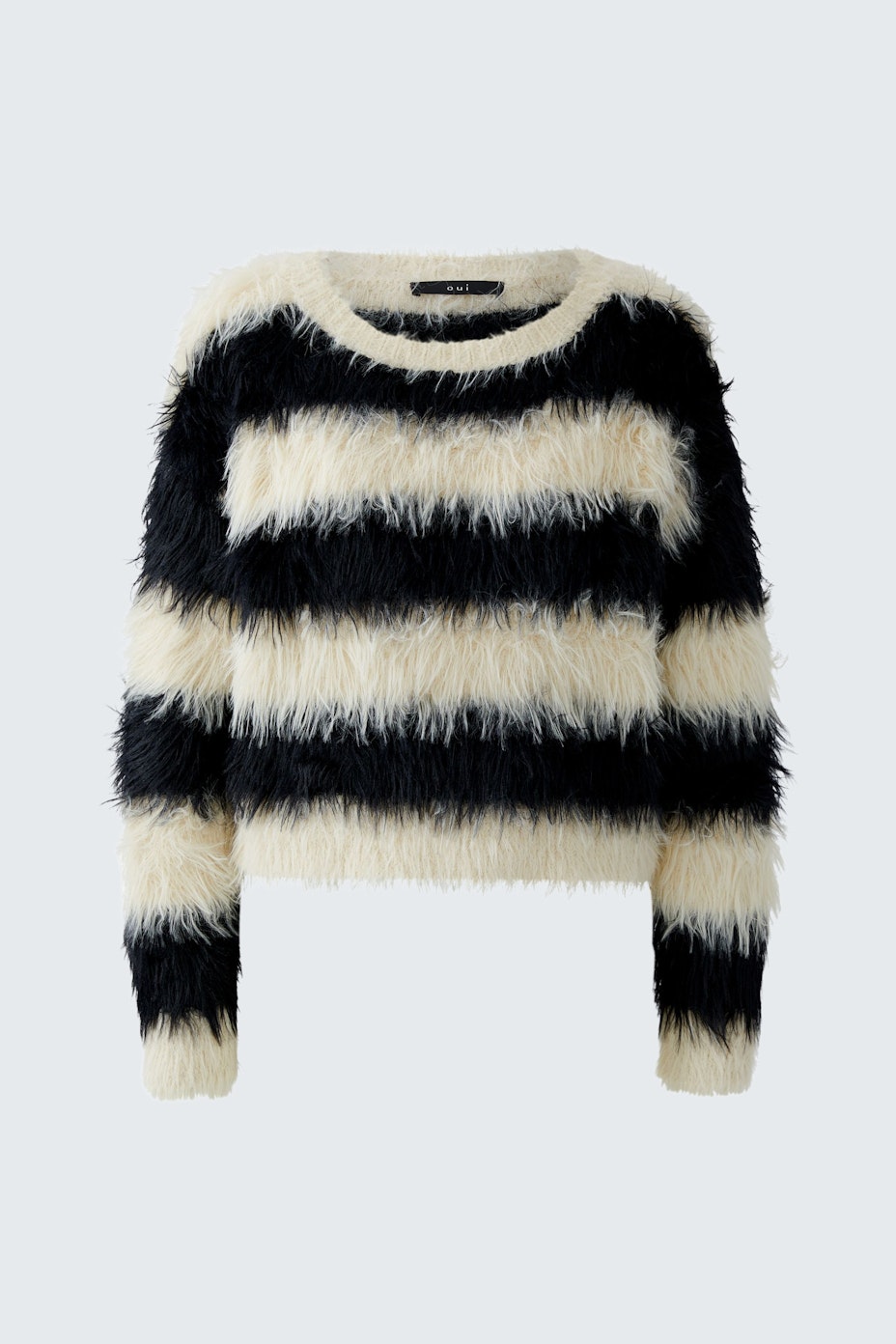 Flauschiger Damen-Pullover in Schwarz und Creme mit Streifenmuster, ideal für lässige Outfits.