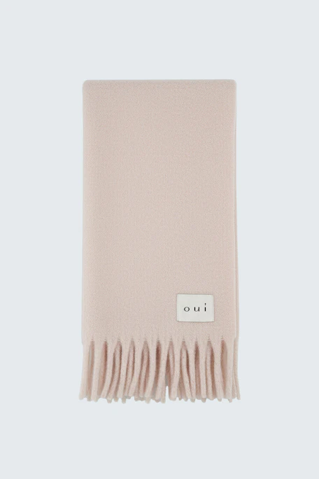 Weicher Damen-Schal in zartem Rosa mit Fransen und Logo-Detail.