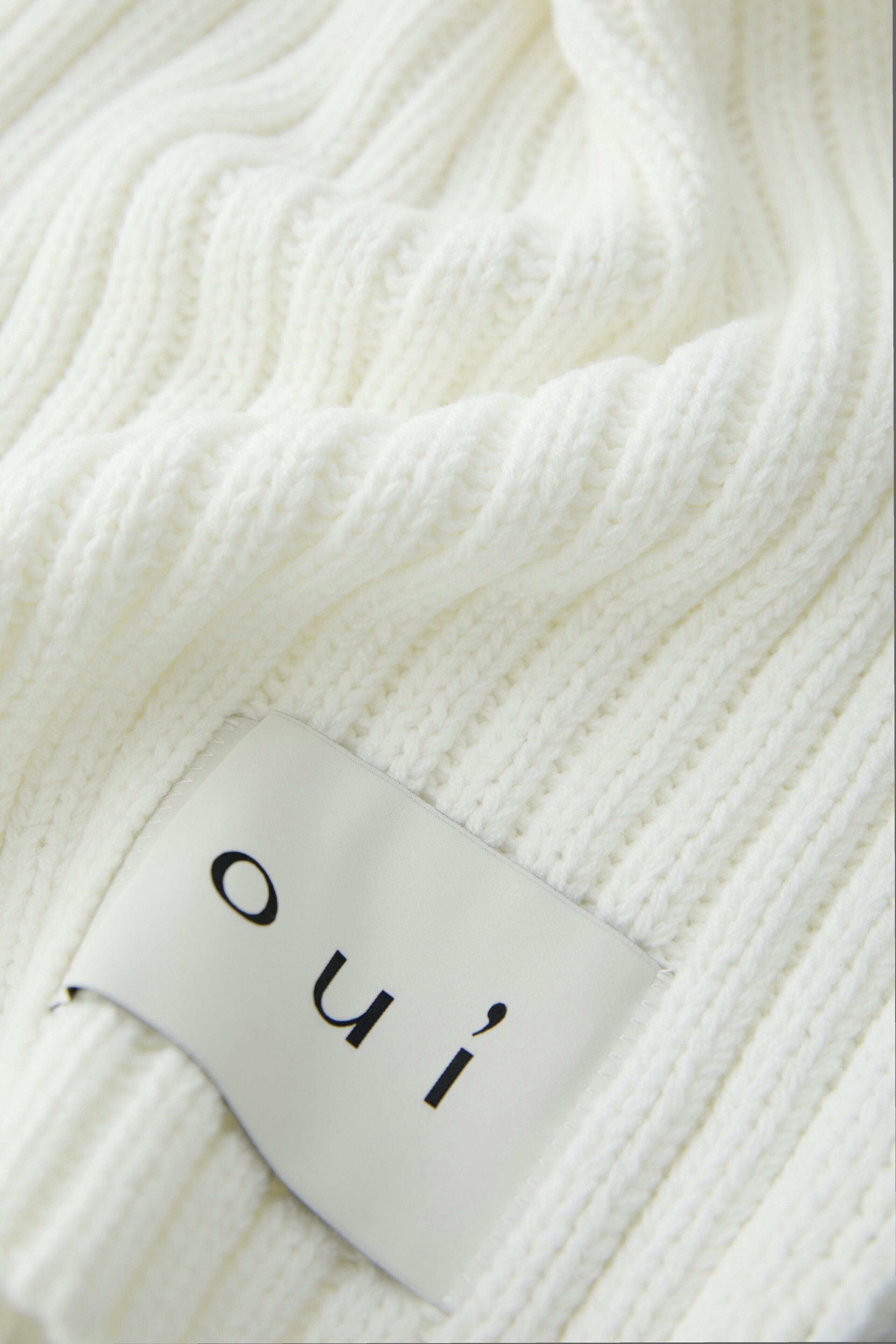 Cozy women's scarf in soft white knit, featuring a subtle ribbed texture and Oui label.