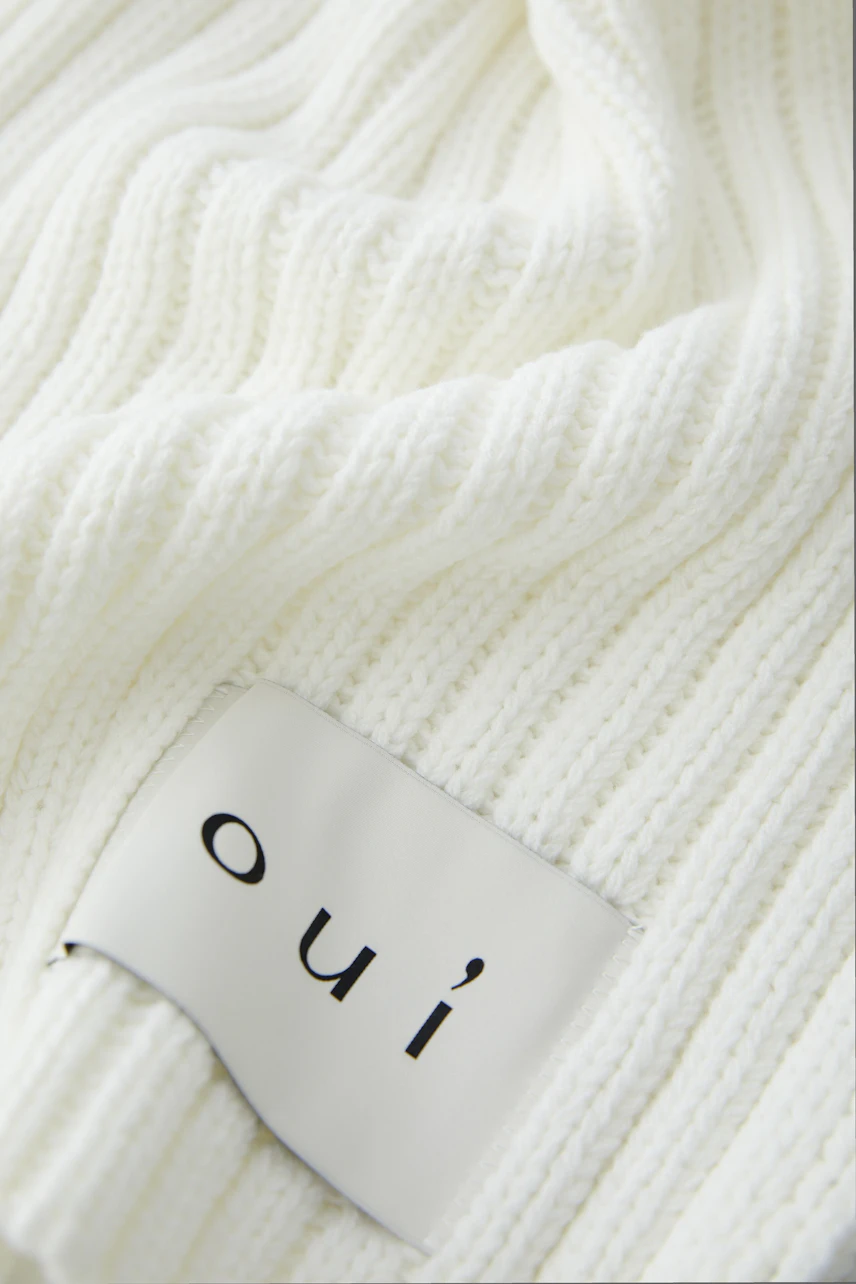 Cozy women's scarf in soft white knit, featuring a subtle ribbed texture and Oui label.