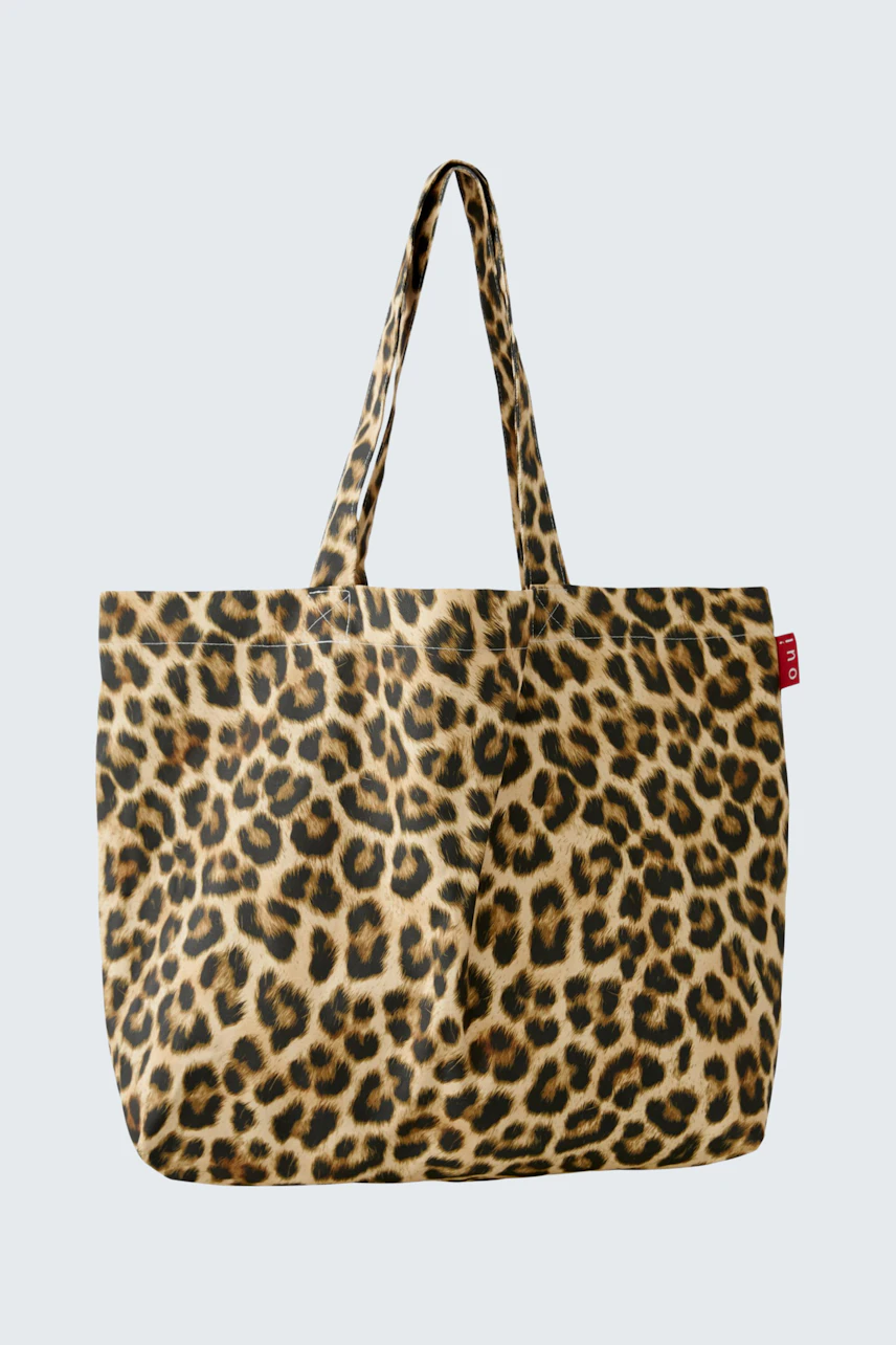 Spacious tote bag in leopard print, perfect for everyday use.