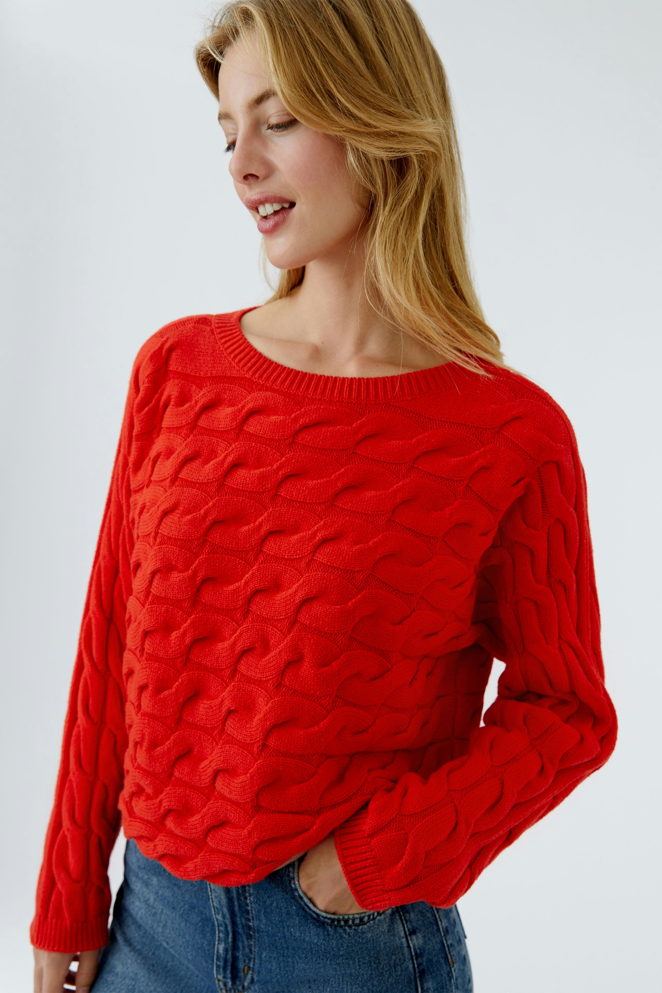 Lässiger Damen-Pullover in leuchtendem Rot mit strukturiertem Muster, perfekt für den Alltag.