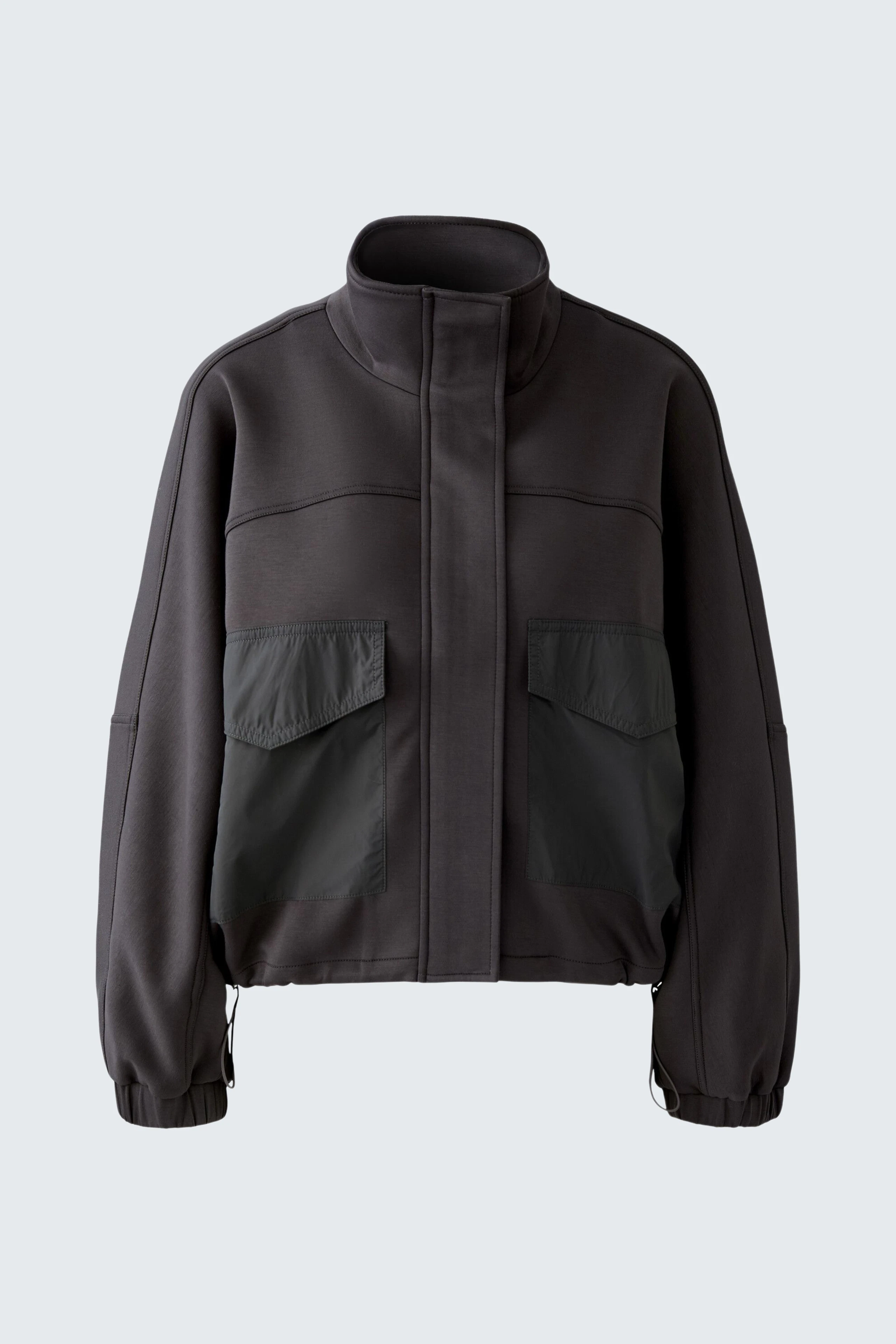 Moderne Damen-Jacke: Schwarze Jacke mit zwei großen Taschen und hohem Kragen.