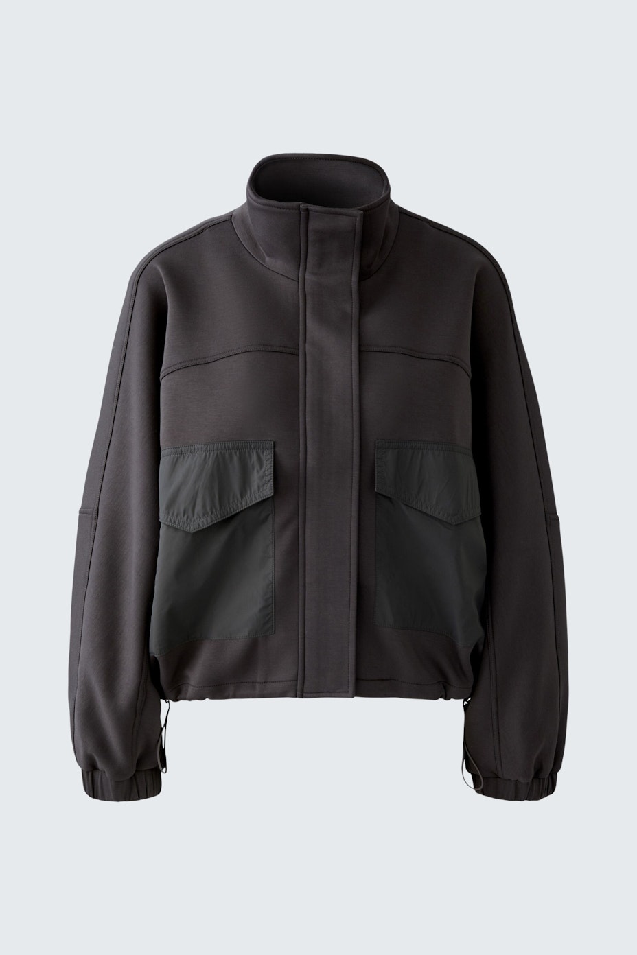 Moderne Damen-Jacke: Schwarze Jacke mit zwei großen Taschen und hohem Kragen.