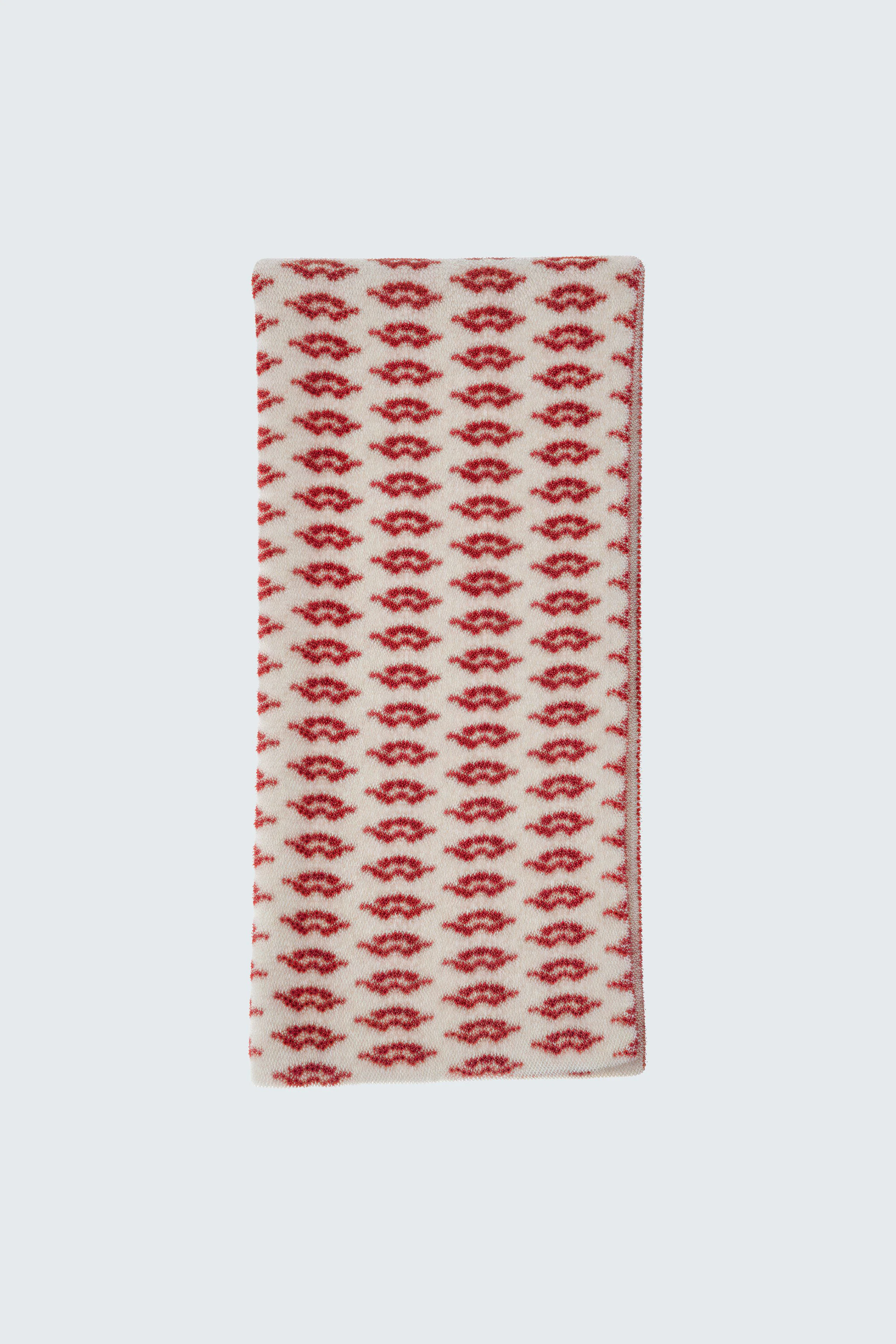 Gemusterter Damen-Schal: Rote und weiße Farben mit verspieltem Design, ideal für kalte Tage.
