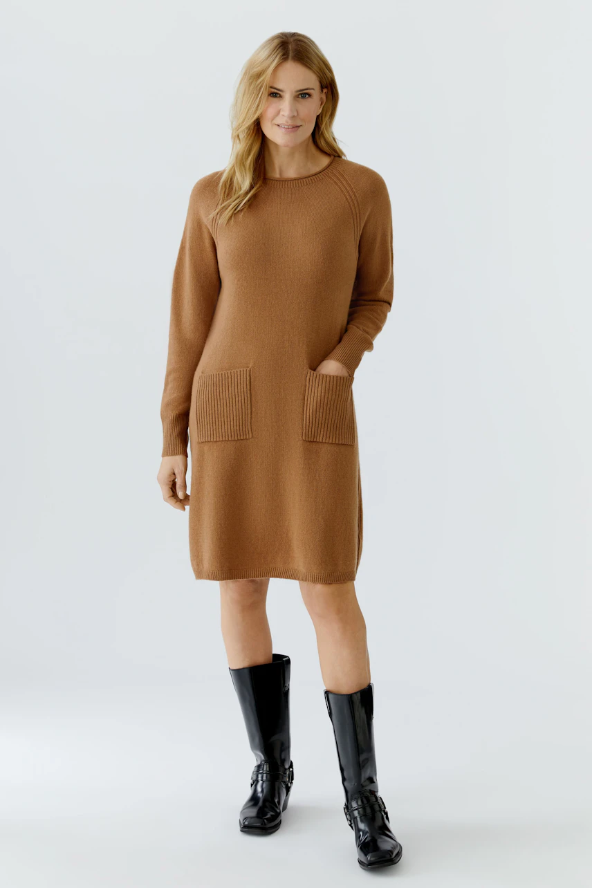 Beige Strickkleid für Damen mit langen Ärmeln und praktischen Taschen, ideal für den Alltag.