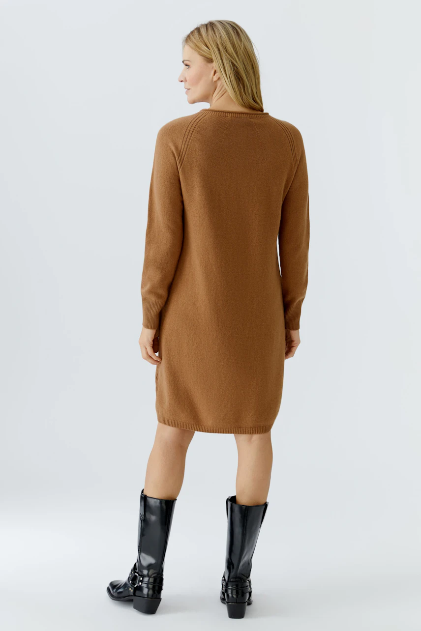 Damen-Strickkleid in Braun: Frau mit langen Ärmeln und lässigem Schnitt, ideal für den Alltag.