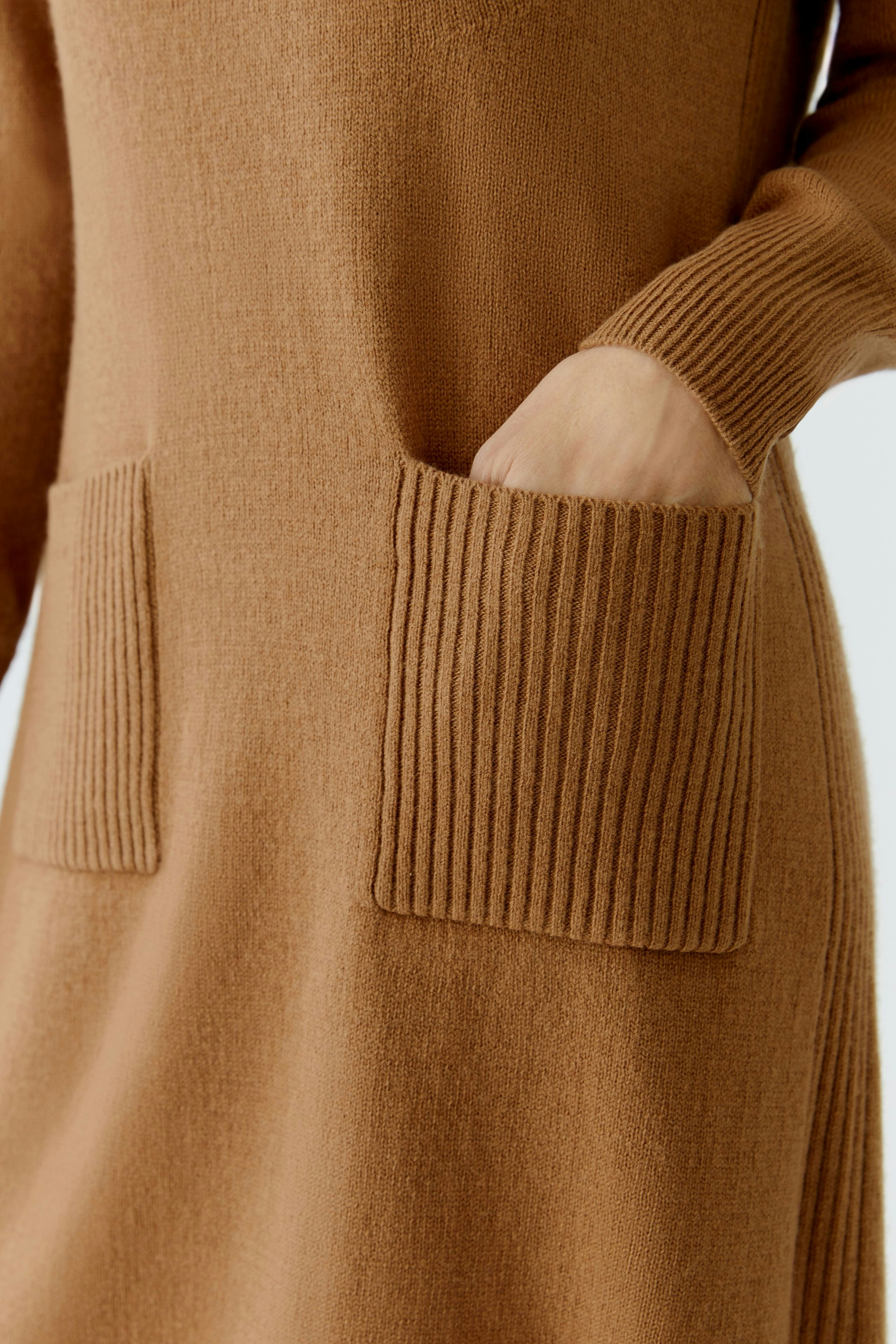 Casual women's knitted dress in warm brown with ribbed pockets for a relaxed look.