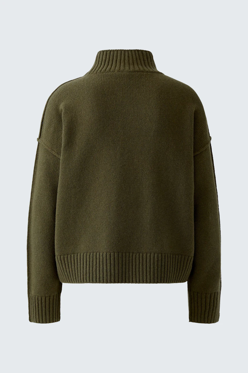 Bequemer Damen-Pullover in Olivgrün mit hohem Kragen und lässigem Schnitt.