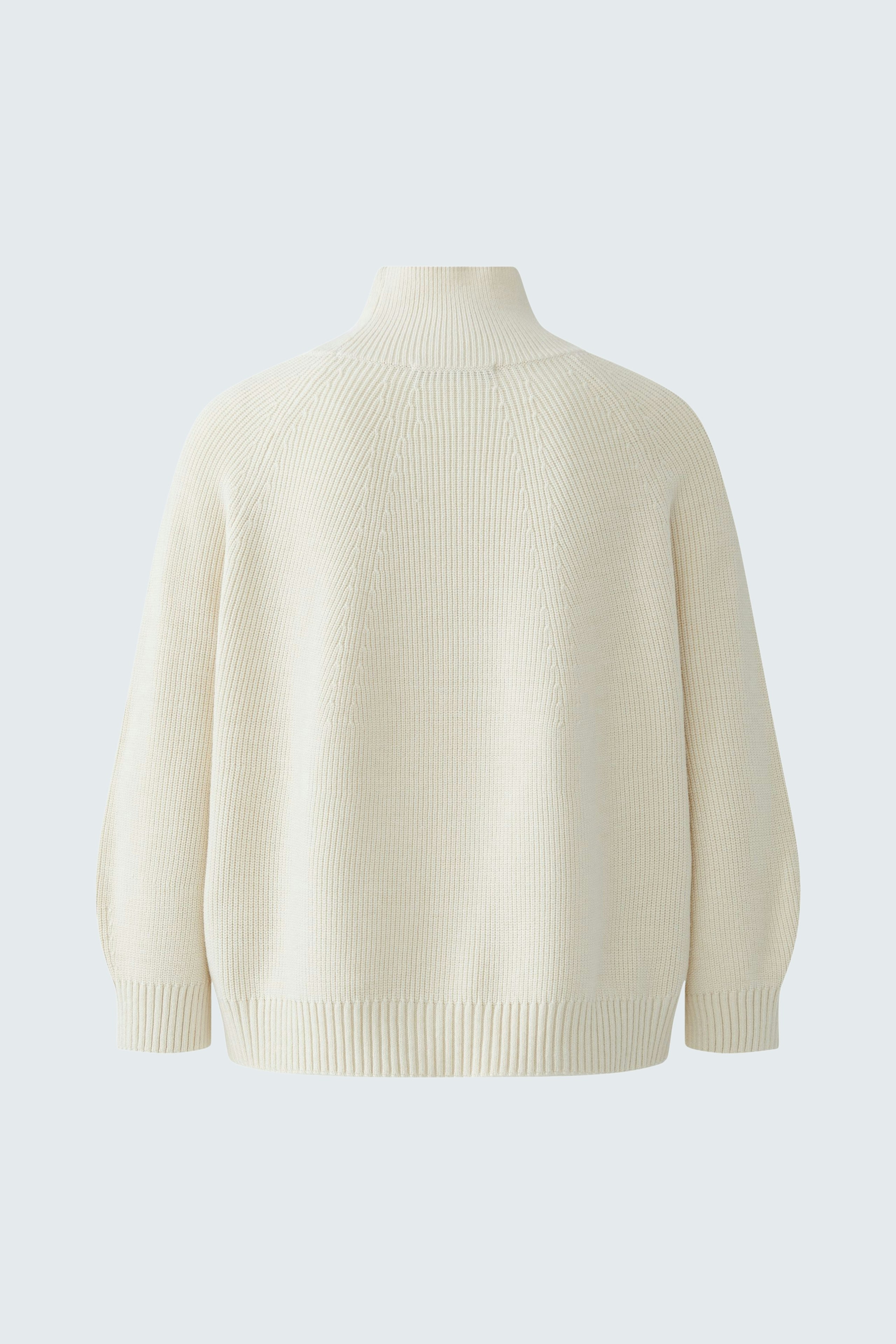Cozy women's pullover in soft cream color, featuring a relaxed fit and high neck.