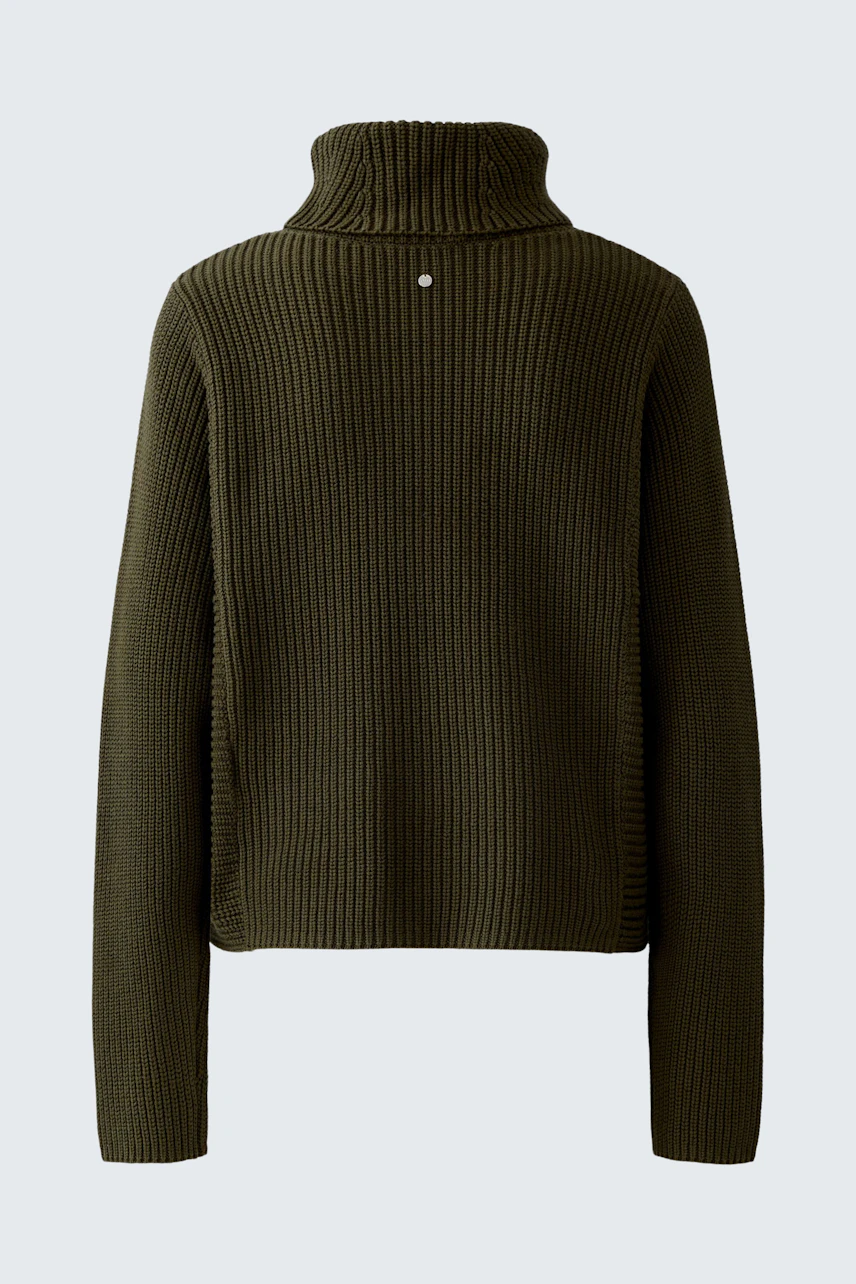Casual women's pullover: A green ribbed pullover with a high collar, perfect for everyday wear.