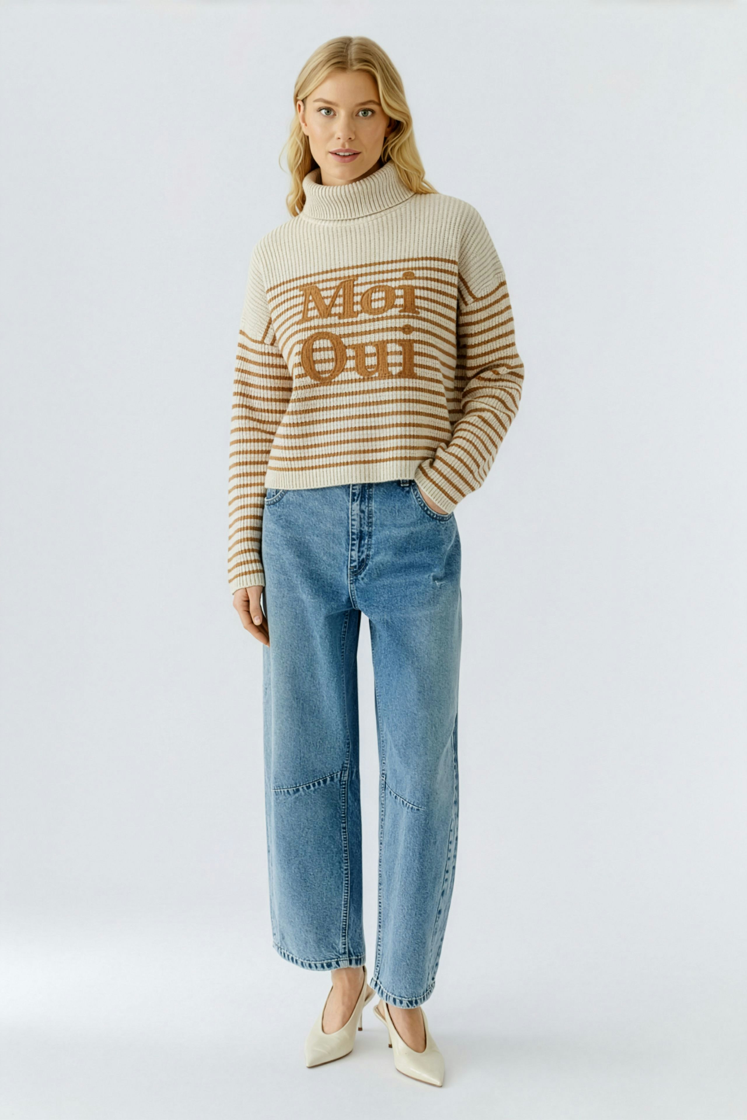 Casual women's pullover: Young woman in a striped pullover with 'Met Oui' lettering and relaxed jeans.