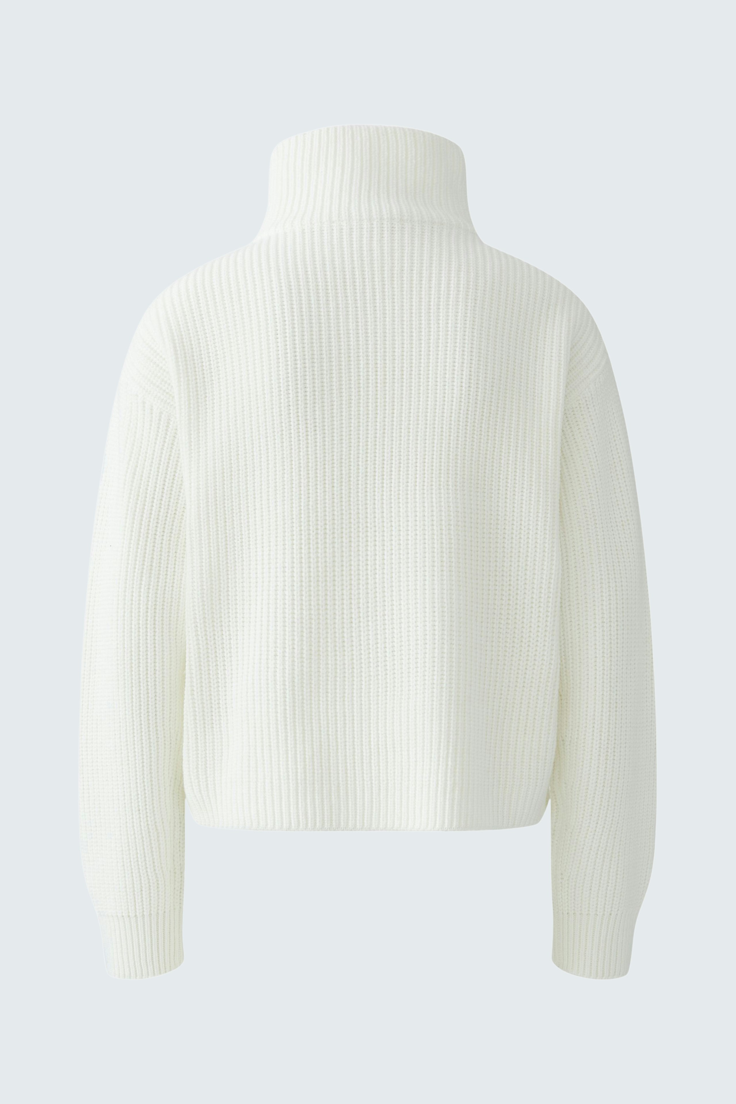 Cozy women's pullover: A white ribbed pullover with a high collar, perfect for casual wear.