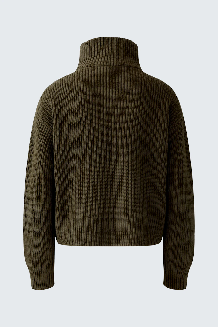 Bequemer Damen-Pullover in Olivgrün mit hohem Kragen und lässigem Schnitt.