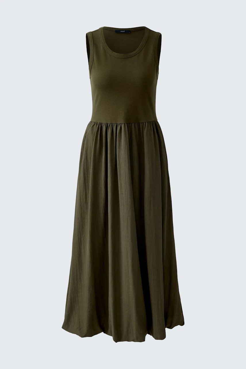 Casual women's midi dress in olive green with a sleeveless design and flowing skirt.