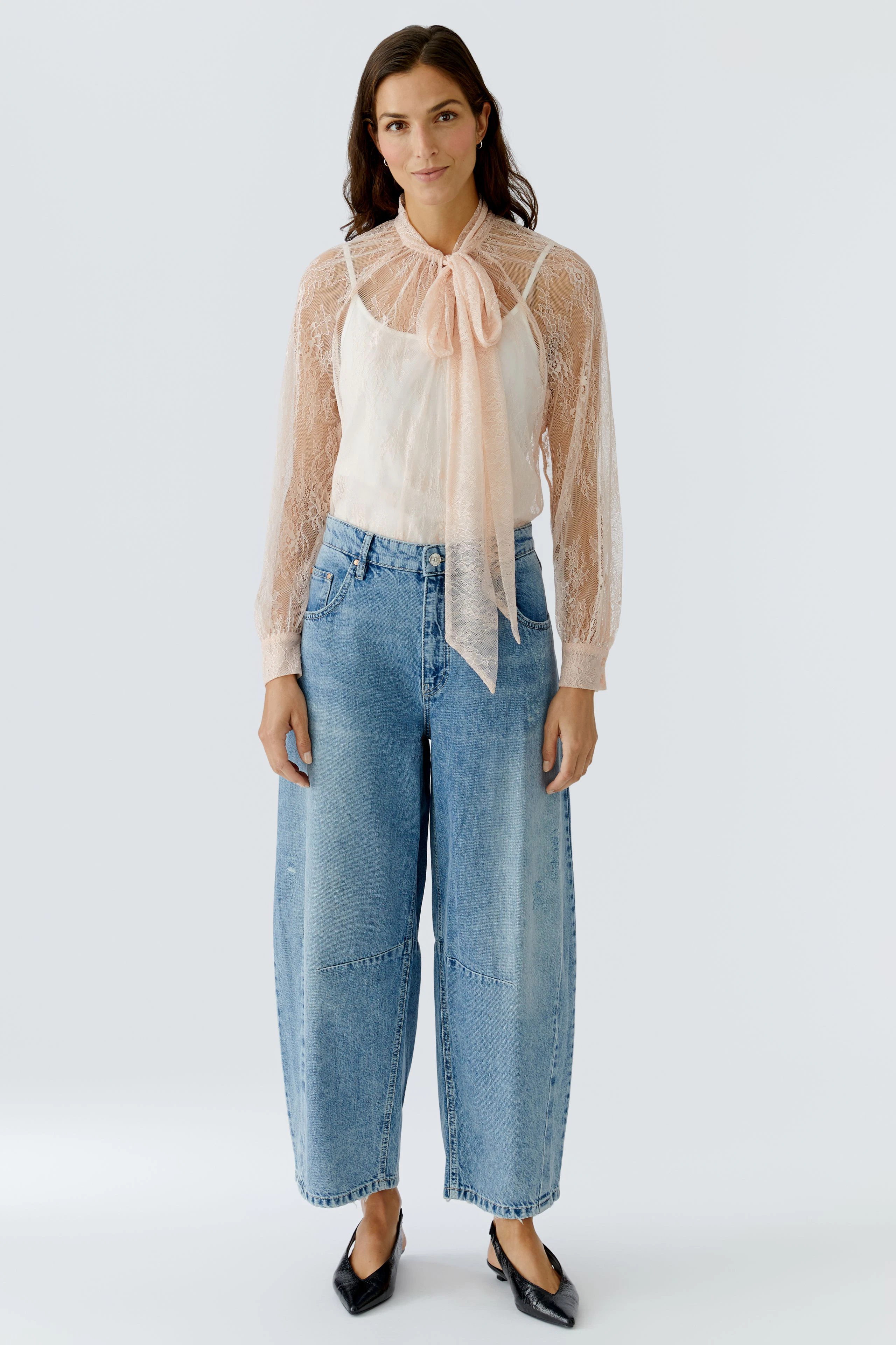 Helle Damen-Bluse mit Schleifenkragen und transparenten Ärmeln, ideal für lässige Anlässe.