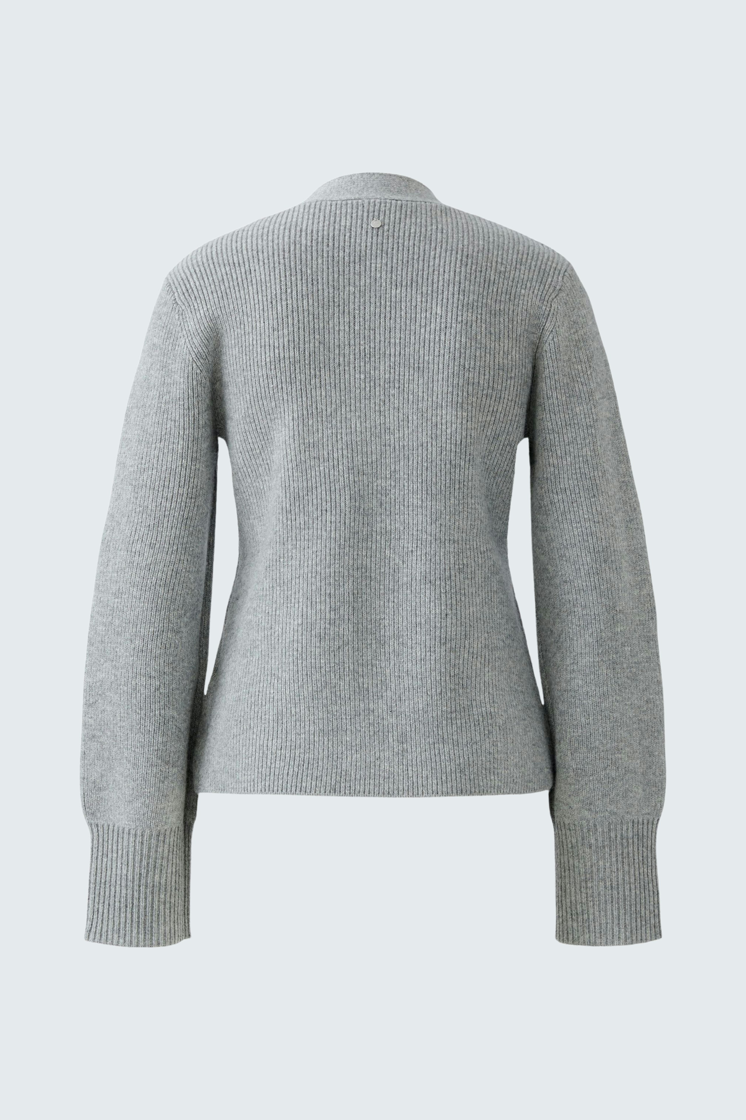 Bequeme Damen-Strickjacke in Grau mit lässigem Schnitt und weichem Material.