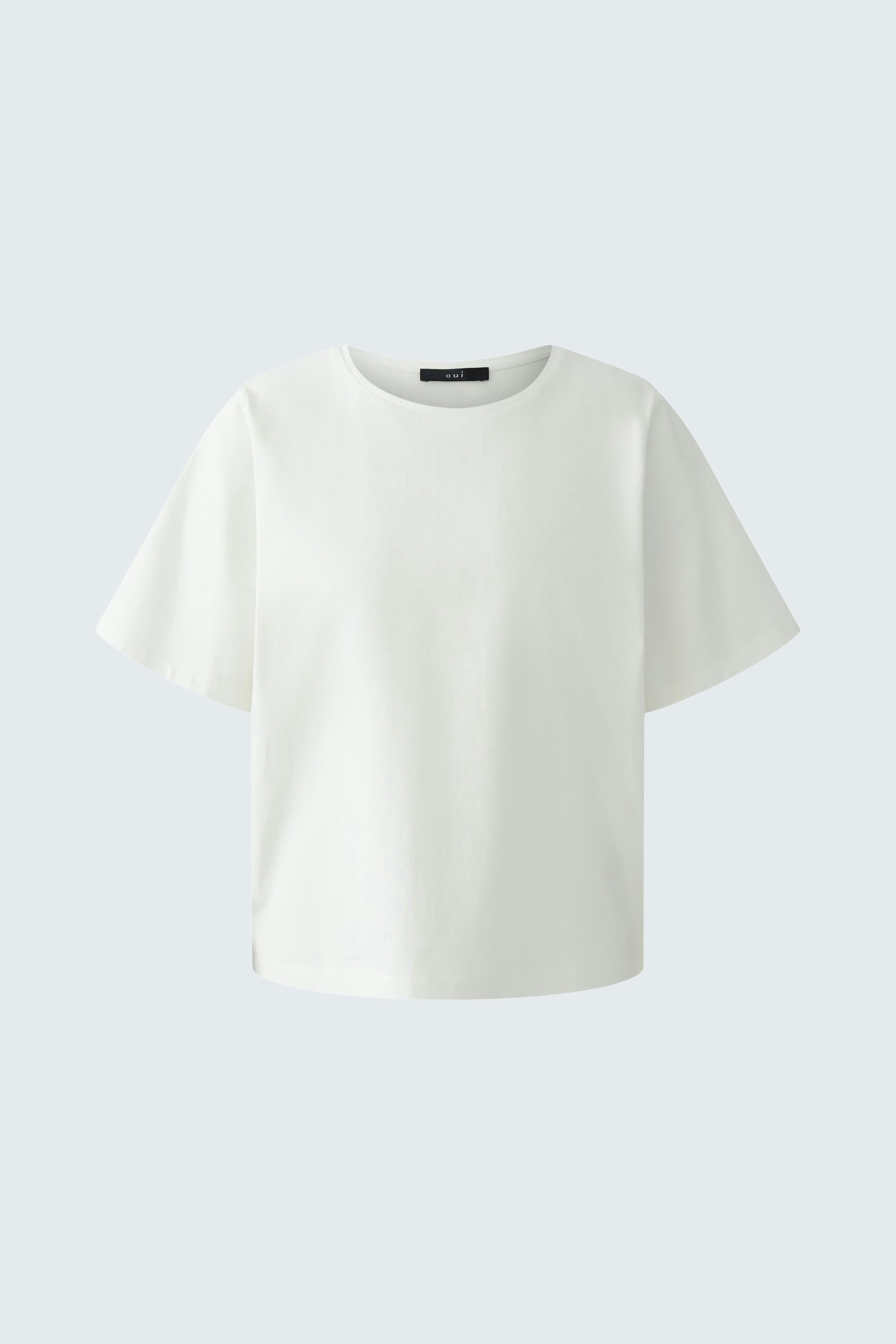 Casual women's T-shirt: White, short-sleeved top with a relaxed fit, perfect for everyday wear.