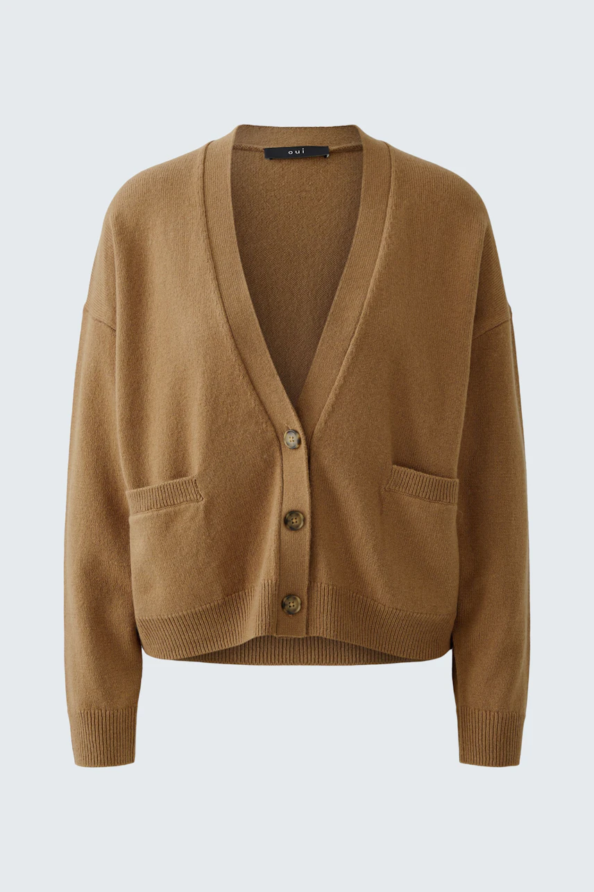 Casual women's cardigan: Soft brown cardigan with buttons and pockets, perfect for layering.