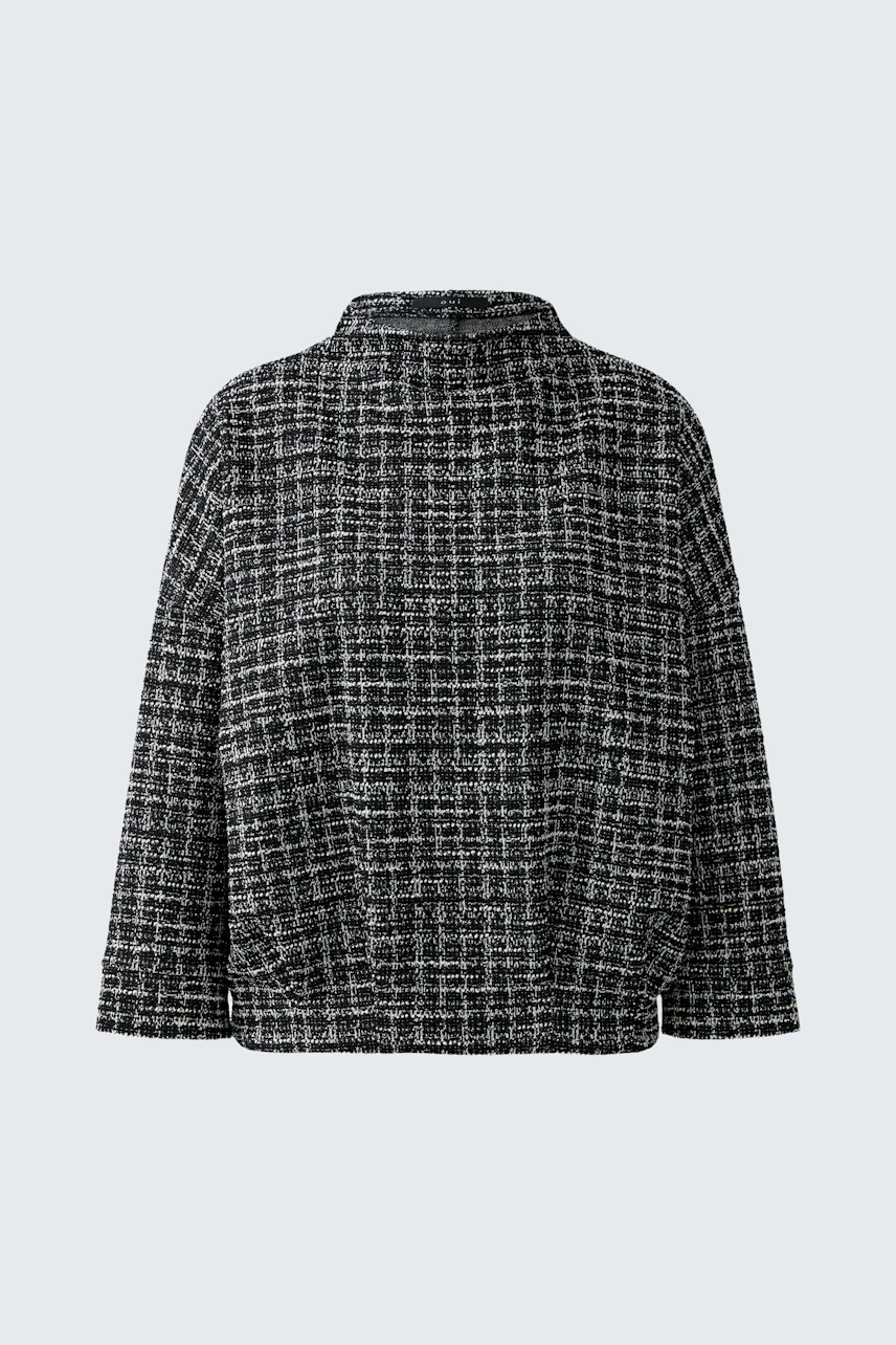 Casual women's pullover: Black and white patterned pullover with a relaxed fit and high collar.