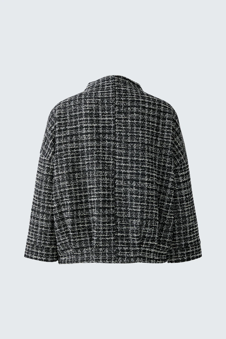 Casual women's pullover: Back view of a cozy black and white patterned pullover.