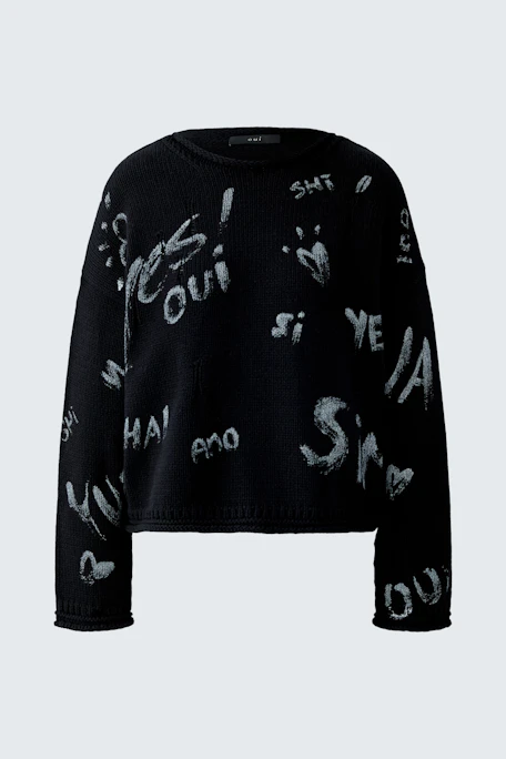 Casual women's pullover: Black sweater with playful white lettering, perfect for a relaxed look.