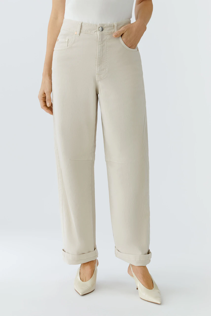 Casual women's jeans: A woman in light beige barrel jeans, styled with a simple top and chic shoes.