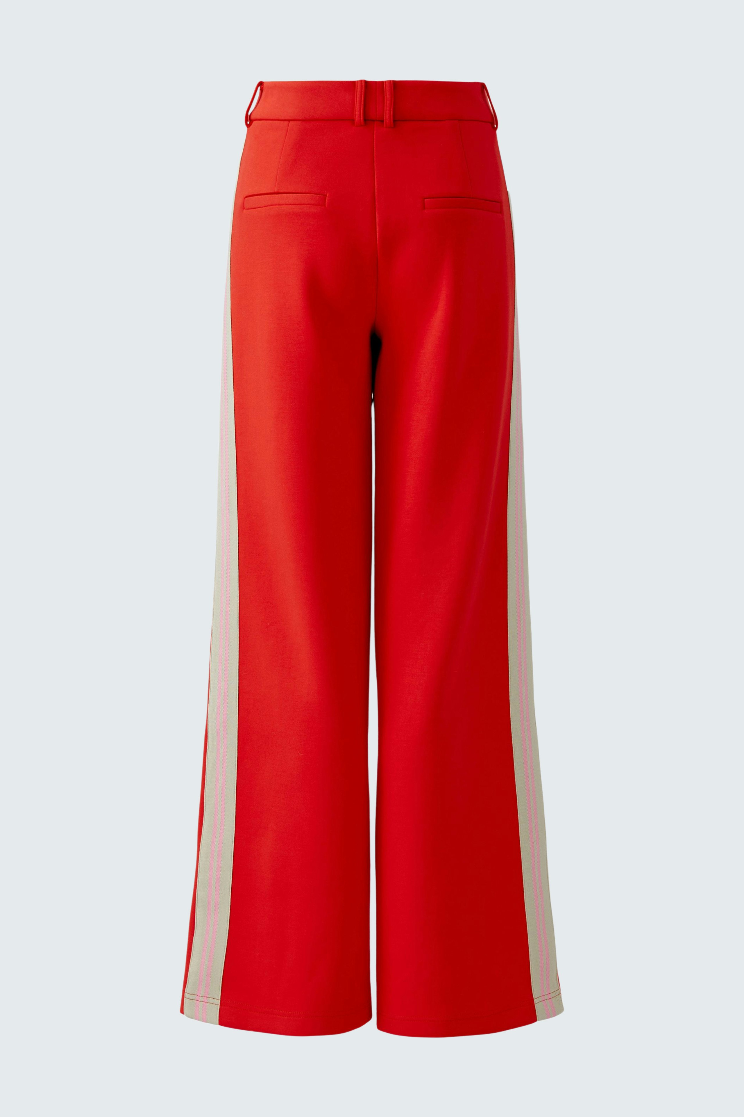 Moderne Damen-Hose: Rote Hose mit breiten weißen Streifen, lässiger Schnitt und bequeme Passform.